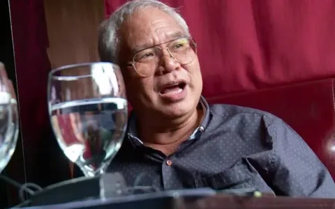 Jakarta — Di tengah meningkatnya dinamika politik nasional, mantan Kepala Badan Intelijen Strategis (BAIS) TNI periode 2011–2013, Laksamana Muda TNI (Purn) Soleman B. Ponto, menegaskan bahwa anggapan mengenai dualisme intelijen antara Badan Intelijen Negara (BIN) dan BAIS TNI adalah pandangan yang keliru dan menyesatkan. Menurut Ponto, pemisahan kewenangan antarlembaga intelijen bukanlah bentuk konflik internal, melainkan bagian dari upaya memperkuat sistem keamanan nasional melalui pembagian fungsi yang spesifik. “Tidak ada satu pun norma dalam sistem hukum Indonesia yang menyatakan bahwa intelijen harus bersifat tunggal dan tersentralisasi,” ujarnya, Senin (12/5/2025). Intelijen Berbeda Lembaga, Tapi Satu Tujuan Ia menjelaskan bahwa setiap lembaga negara memiliki kebutuhan intelijen yang berbeda. BAIS TNI bertugas di ranah pertahanan, BIN berada di bawah Presiden untuk menangani intelijen strategis dan keamanan nasional, Polri memiliki Badan Intelijen Keamanan (BIK) untuk mendukung penegakan hukum, dan Kejaksaan memiliki JAMINTEL untuk intelijen yustisial. “Ini bukan dualisme, melainkan keragaman fungsional dalam satu sistem keamanan nasional,” tambahnya. Ponto menegaskan bahwa masing-masing lembaga tidak bisa saling menggantikan peran satu sama lain. Koordinasi Bukan Subordinasi Lebih lanjut, Ponto menekankan pentingnya memperkuat koordinasi, bukan menyatukan lembaga-lembaga intelijen. Peraturan Presiden Nomor 67 Tahun 2019 telah menetapkan BIN sebagai koordinator, bukan komando tunggal. “Koordinasi bukan subordinasi. Yang diperlukan adalah kerja sama, bukan penyeragaman fungsi,” tegasnya. Alasan Pemisahan Intelijen Harus Dipertahankan Ponto mengungkapkan tiga alasan utama mengapa sistem intelijen yang terpisah tetap relevan: Mencegah Konsentrasi Kekuasaan: Pemusatan fungsi intelijen dalam satu lembaga berpotensi disalahgunakan. Efektivitas Kinerja: BAIS akan bekerja optimal dalam struktur militer, sedangkan BIN lebih cocok untuk urusan strategis pemerintahan sipil. Menjaga Netralitas Politik: Sistem ini menjamin bahwa intelijen tidak menjadi alat kekuasaan pihak tertentu. Yang Salah Bukan Sistem, Tapi Cara Pandang Menutup pernyataannya, Ponto menegaskan bahwa sistem intelijen Indonesia telah berjalan sesuai dengan struktur ketatanegaraan. “Yang perlu dikoreksi bukan sistemnya, tapi cara pandang terhadap sistem itu sendiri,” ujarnya. Ia berharap masyarakat tidak terjebak pada penyederhanaan konsep intelijen nasional yang kompleks dan strategis.