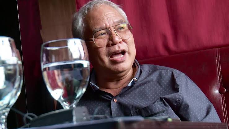 Jakarta — Di Tengah Meningkatnya Dinamika Politik Nasional, Mantan Kepala Badan Intelijen Strategis (Bais) Tni Periode 2011–2013, Laksamana Muda Tni (Purn) Soleman B. Ponto, Menegaskan Bahwa Anggapan Mengenai Dualisme Intelijen Antara Badan Intelijen Negara (Bin) Dan Bais Tni Adalah Pandangan Yang Keliru Dan Menyesatkan. Menurut Ponto, Pemisahan Kewenangan Antarlembaga Intelijen Bukanlah Bentuk Konflik Internal, Melainkan Bagian Dari Upaya Memperkuat Sistem Keamanan Nasional Melalui Pembagian Fungsi Yang Spesifik. “Tidak Ada Satu Pun Norma Dalam Sistem Hukum Indonesia Yang Menyatakan Bahwa Intelijen Harus Bersifat Tunggal Dan Tersentralisasi,” Ujarnya, Senin (12/5/2025). Intelijen Berbeda Lembaga, Tapi Satu Tujuan Ia Menjelaskan Bahwa Setiap Lembaga Negara Memiliki Kebutuhan Intelijen Yang Berbeda. Bais Tni Bertugas Di Ranah Pertahanan, Bin Berada Di Bawah Presiden Untuk Menangani Intelijen Strategis Dan Keamanan Nasional, Polri Memiliki Badan Intelijen Keamanan (Bik) Untuk Mendukung Penegakan Hukum, Dan Kejaksaan Memiliki Jamintel Untuk Intelijen Yustisial. “Ini Bukan Dualisme, Melainkan Keragaman Fungsional Dalam Satu Sistem Keamanan Nasional,” Tambahnya. Ponto Menegaskan Bahwa Masing-Masing Lembaga Tidak Bisa Saling Menggantikan Peran Satu Sama Lain. Koordinasi Bukan Subordinasi Lebih Lanjut, Ponto Menekankan Pentingnya Memperkuat Koordinasi, Bukan Menyatukan Lembaga-Lembaga Intelijen. Peraturan Presiden Nomor 67 Tahun 2019 Telah Menetapkan Bin Sebagai Koordinator, Bukan Komando Tunggal. “Koordinasi Bukan Subordinasi. Yang Diperlukan Adalah Kerja Sama, Bukan Penyeragaman Fungsi,” Tegasnya. Alasan Pemisahan Intelijen Harus Dipertahankan Ponto Mengungkapkan Tiga Alasan Utama Mengapa Sistem Intelijen Yang Terpisah Tetap Relevan: Mencegah Konsentrasi Kekuasaan: Pemusatan Fungsi Intelijen Dalam Satu Lembaga Berpotensi Disalahgunakan. Efektivitas Kinerja: Bais Akan Bekerja Optimal Dalam Struktur Militer, Sedangkan Bin Lebih Cocok Untuk Urusan Strategis Pemerintahan Sipil. Menjaga Netralitas Politik: Sistem Ini Menjamin Bahwa Intelijen Tidak Menjadi Alat Kekuasaan Pihak Tertentu. Yang Salah Bukan Sistem, Tapi Cara Pandang Menutup Pernyataannya, Ponto Menegaskan Bahwa Sistem Intelijen Indonesia Telah Berjalan Sesuai Dengan Struktur Ketatanegaraan. “Yang Perlu Dikoreksi Bukan Sistemnya, Tapi Cara Pandang Terhadap Sistem Itu Sendiri,” Ujarnya. Ia Berharap Masyarakat Tidak Terjebak Pada Penyederhanaan Konsep Intelijen Nasional Yang Kompleks Dan Strategis.