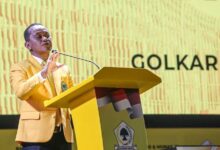 Jakarta - Partai Golongan Karya (Golkar) Kembali Diguncang Isu Internal Yang Mengarah Pada Potensi Dualisme Kepengurusan. Desakan Agar Ketua Umum Bahlil Lahadalia Mundur Dari Jabatannya Semakin Menguat, Seiring Munculnya Kritik Dari Berbagai Elemen Internal Partai, 10 Mei 2025. Desakan Tersebut Mencuat Melalui Berbagai Saluran Komunikasi Internal, Termasuk Grup Whatsapp Kader Dan Forum-Forum Diskusi Tertutup Partai Berlambang Pohon Beringin Itu. Menurut Seorang Sumber Internal Yang Enggan Disebutkan Namanya, Sejumlah Kader Menilai Bahlil Gagal Merangkul Keberagaman Pandangan Di Dalam Tubuh Golkar. Ia Dituding Hanya Mengakomodasi Kelompok Dekatnya, Sehingga Menimbulkan Kecemburuan Dan Perpecahan Di Kalangan Pengurus Lainnya. Selain Itu, Sorotan Tajam Juga Diarahkan Kepada Keberadaan Dua Mantan Narapidana Kasus Korupsi Yang Kini Menempati Posisi Strategis Di Dewan Pimpinan Pusat (Dpp) Golkar. Hal Ini Dinilai Semakin Mencoreng Citra Partai Di Mata Publik. Sumber Yang Sama Mengungkapkan Bahwa Saat Ini Telah Muncul Beberapa Kandidat Muda Yang Siap Menggantikan Posisi Bahlil. “Golkar Membutuhkan Sosok Baru Yang Muda Dan Kuat Secara Politik Untuk Menyelamatkan Partai Dari Kemunduran,” Ujarnya. Sebanyak 32 Dewan Pimpinan Daerah (Dpd) Di Berbagai Wilayah Indonesia Disebut Telah Menyatakan Kesiapan Untuk Melakukan Perlawanan Politik Terhadap Kepemimpinan Bahlil. Salah Satu Alasan Utamanya Adalah Melemahnya Posisi Golkar Di Pemerintahan Dan Kekalahan Di Sejumlah Daerah Strategis, Termasuk Pada Pilkada Banten. Padahal, Banten Selama Ini Dikenal Sebagai Salah Satu Basis Kekuatan Tradisional Partai. Hingga Berita Ini Diturunkan, Belum Ada Tanggapan Resmi Dari Bahlil Lahadalia Maupun Dpp Partai Golkar Terkait Isu Tersebut.