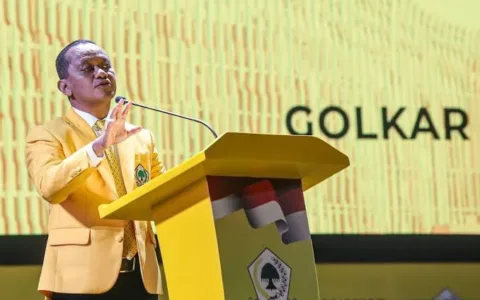 Jakarta - Partai Golongan Karya (Golkar) kembali diguncang isu internal yang mengarah pada potensi dualisme kepengurusan. Desakan agar Ketua Umum Bahlil Lahadalia mundur dari jabatannya semakin menguat, seiring munculnya kritik dari berbagai elemen internal partai, 10 Mei 2025. Desakan tersebut mencuat melalui berbagai saluran komunikasi internal, termasuk grup WhatsApp kader dan forum-forum diskusi tertutup partai berlambang pohon beringin itu. Menurut seorang sumber internal yang enggan disebutkan namanya, sejumlah kader menilai Bahlil gagal merangkul keberagaman pandangan di dalam tubuh Golkar. Ia dituding hanya mengakomodasi kelompok dekatnya, sehingga menimbulkan kecemburuan dan perpecahan di kalangan pengurus lainnya. Selain itu, sorotan tajam juga diarahkan kepada keberadaan dua mantan narapidana kasus korupsi yang kini menempati posisi strategis di Dewan Pimpinan Pusat (DPP) Golkar. Hal ini dinilai semakin mencoreng citra partai di mata publik. Sumber yang sama mengungkapkan bahwa saat ini telah muncul beberapa kandidat muda yang siap menggantikan posisi Bahlil. “Golkar membutuhkan sosok baru yang muda dan kuat secara politik untuk menyelamatkan partai dari kemunduran,” ujarnya. Sebanyak 32 Dewan Pimpinan Daerah (DPD) di berbagai wilayah Indonesia disebut telah menyatakan kesiapan untuk melakukan perlawanan politik terhadap kepemimpinan Bahlil. Salah satu alasan utamanya adalah melemahnya posisi Golkar di pemerintahan dan kekalahan di sejumlah daerah strategis, termasuk pada Pilkada Banten. Padahal, Banten selama ini dikenal sebagai salah satu basis kekuatan tradisional partai. Hingga berita ini diturunkan, belum ada tanggapan resmi dari Bahlil Lahadalia maupun DPP Partai Golkar terkait isu tersebut.