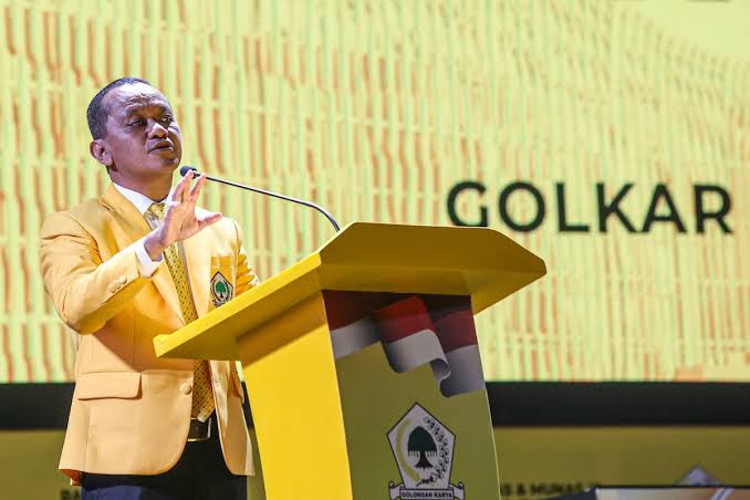 Jakarta - Partai Golongan Karya (Golkar) Kembali Diguncang Isu Internal Yang Mengarah Pada Potensi Dualisme Kepengurusan. Desakan Agar Ketua Umum Bahlil Lahadalia Mundur Dari Jabatannya Semakin Menguat, Seiring Munculnya Kritik Dari Berbagai Elemen Internal Partai, 10 Mei 2025. Desakan Tersebut Mencuat Melalui Berbagai Saluran Komunikasi Internal, Termasuk Grup Whatsapp Kader Dan Forum-Forum Diskusi Tertutup Partai Berlambang Pohon Beringin Itu. Menurut Seorang Sumber Internal Yang Enggan Disebutkan Namanya, Sejumlah Kader Menilai Bahlil Gagal Merangkul Keberagaman Pandangan Di Dalam Tubuh Golkar. Ia Dituding Hanya Mengakomodasi Kelompok Dekatnya, Sehingga Menimbulkan Kecemburuan Dan Perpecahan Di Kalangan Pengurus Lainnya. Selain Itu, Sorotan Tajam Juga Diarahkan Kepada Keberadaan Dua Mantan Narapidana Kasus Korupsi Yang Kini Menempati Posisi Strategis Di Dewan Pimpinan Pusat (Dpp) Golkar. Hal Ini Dinilai Semakin Mencoreng Citra Partai Di Mata Publik. Sumber Yang Sama Mengungkapkan Bahwa Saat Ini Telah Muncul Beberapa Kandidat Muda Yang Siap Menggantikan Posisi Bahlil. “Golkar Membutuhkan Sosok Baru Yang Muda Dan Kuat Secara Politik Untuk Menyelamatkan Partai Dari Kemunduran,” Ujarnya. Sebanyak 32 Dewan Pimpinan Daerah (Dpd) Di Berbagai Wilayah Indonesia Disebut Telah Menyatakan Kesiapan Untuk Melakukan Perlawanan Politik Terhadap Kepemimpinan Bahlil. Salah Satu Alasan Utamanya Adalah Melemahnya Posisi Golkar Di Pemerintahan Dan Kekalahan Di Sejumlah Daerah Strategis, Termasuk Pada Pilkada Banten. Padahal, Banten Selama Ini Dikenal Sebagai Salah Satu Basis Kekuatan Tradisional Partai. Hingga Berita Ini Diturunkan, Belum Ada Tanggapan Resmi Dari Bahlil Lahadalia Maupun Dpp Partai Golkar Terkait Isu Tersebut.