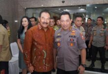 Bogor — Kali Cibalok Yang Mengalir Di Kelurahan Pandansari, Kecamatan Ciawi, Bogor, Akan Menjadi Lokasi Pelaksanaan Program Sosial Penaburan 100.000 Benih Ikan Oleh Irjen Pol (Purn) Drs. Sisno Adiwinoto, Mm, Seorang Pengamat Kepolisian Yang Peduli Terhadap Kondisi Ketahanan Pangan Masyarakat Sekitar, 14 Mei 2025. Gagasan Ini Muncul Dari Keprihatinan Sisno Ketika Melihat Anak-Anak Dan Warga Memancing Di Sungai Tersebut Tanpa Hasil. “Saya Tidak Melihat Seorang Pun Berhasil Menangkap Ikan. Anak-Anak Pun Hanya Mendapatkan Beberapa Ekor Ikan Kecil,” Ujarnya. “Di Era Menuju Indonesia Emas, Masih Ada Masyarakat Yang Mendambakan Makanan Berprotein Dari Sungai.” Sebagai Bentuk Kontribusi Terhadap Ketahanan Pangan Desa, Proyek Penaburan Benih Ikan Jenis Nila Dan Mujair Ini Diharapkan Bisa Membantu Menyediakan Sumber Protein Alami Bagi Masyarakat Sekitar. Ikan-Ikan Tersebut Diperkirakan Bisa Dipanen Dalam Waktu Sekitar Empat Bulan. Rencana Ini Mendapat Dukungan Penuh Dari Dua Sahabat Lama Sisno, Yakni Walikota Sukabumi Ayep Zaki, Yang Juga Dikenal Sebagai Pengusaha Tempe, Serta H. Haris Thaher Dari Pesantren Dan Masjid Biru Ciawi. Keduanya Siap Menjadi Sponsor Proyek Ini. Ketua Rw Dan Rt Setempat Pun Telah Berkomitmen Untuk Menjaga Kelestarian Kali Cibalok Dengan Melarang Warganya Membuang Sampah Ke Sungai Serta Menetapkan Aturan Pemanfaatan Ikan Secara Bijak. Warga Hanya Diperbolehkan Menangkap Ikan Dengan Cara Memancing. Kegiatan Seperti Meracuni, Menyetrum, Menjala, Membendung, Atau Menguras Sungai Akan Dilarang Karena Dapat Membahayakan Populasi Ikan. Tahap Awal Program Ini Akan Dimulai Dengan Penaburan 10.000 Ekor Benih Ikan Di Bendungan Kali Cibalok. Jika 10% Saja Dari Benih Tersebut Bertahan Hidup, Maka Sudah Ada 1.000 Ekor Ikan Yang Dapat Dipanen. Dengan Skala Penuh, Yakni 100.000 Ekor, Potensi Ekologis Dan Ekonomi Sungai Ini Diharapkan Semakin Besar, Bahkan Bisa Menjadi Lokasi Wisata Memancing. Sisno Berharap Program Ini Dapat Menginspirasi Banyak Pihak Dan Mendorong Sinergi Antarwarga Dan Pemangku Kepentingan. “Semoga Program Ini Dapat Terlaksana Dengan Sukses Dan Menjadi Berkah Bagi Masyarakat Sekitar,” Tutupnya.