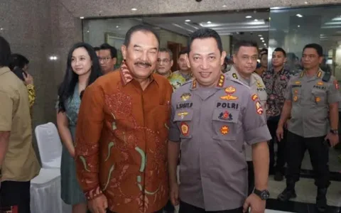Bogor — Kali Cibalok yang mengalir di Kelurahan Pandansari, Kecamatan Ciawi, Bogor, akan menjadi lokasi pelaksanaan program sosial penaburan 100.000 benih ikan oleh Irjen Pol (Purn) Drs. Sisno Adiwinoto, MM, seorang pengamat kepolisian yang peduli terhadap kondisi ketahanan pangan masyarakat sekitar, 14 Mei 2025. Gagasan ini muncul dari keprihatinan Sisno ketika melihat anak-anak dan warga memancing di sungai tersebut tanpa hasil. “Saya tidak melihat seorang pun berhasil menangkap ikan. Anak-anak pun hanya mendapatkan beberapa ekor ikan kecil,” ujarnya. “Di era menuju Indonesia Emas, masih ada masyarakat yang mendambakan makanan berprotein dari sungai.” Sebagai bentuk kontribusi terhadap ketahanan pangan desa, proyek penaburan benih ikan jenis Nila dan Mujair ini diharapkan bisa membantu menyediakan sumber protein alami bagi masyarakat sekitar. Ikan-ikan tersebut diperkirakan bisa dipanen dalam waktu sekitar empat bulan. Rencana ini mendapat dukungan penuh dari dua sahabat lama Sisno, yakni Walikota Sukabumi Ayep Zaki, yang juga dikenal sebagai pengusaha tempe, serta H. Haris Thaher dari Pesantren dan Masjid Biru Ciawi. Keduanya siap menjadi sponsor proyek ini. Ketua RW dan RT setempat pun telah berkomitmen untuk menjaga kelestarian kali Cibalok dengan melarang warganya membuang sampah ke sungai serta menetapkan aturan pemanfaatan ikan secara bijak. Warga hanya diperbolehkan menangkap ikan dengan cara memancing. Kegiatan seperti meracuni, menyetrum, menjala, membendung, atau menguras sungai akan dilarang karena dapat membahayakan populasi ikan. Tahap awal program ini akan dimulai dengan penaburan 10.000 ekor benih ikan di Bendungan Kali Cibalok. Jika 10% saja dari benih tersebut bertahan hidup, maka sudah ada 1.000 ekor ikan yang dapat dipanen. Dengan skala penuh, yakni 100.000 ekor, potensi ekologis dan ekonomi sungai ini diharapkan semakin besar, bahkan bisa menjadi lokasi wisata memancing. Sisno berharap program ini dapat menginspirasi banyak pihak dan mendorong sinergi antarwarga dan pemangku kepentingan. “Semoga program ini dapat terlaksana dengan sukses dan menjadi berkah bagi masyarakat sekitar,” tutupnya.