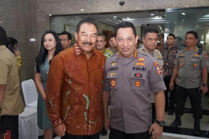 Bogor — Kali Cibalok yang mengalir di Kelurahan Pandansari, Kecamatan Ciawi, Bogor, akan menjadi lokasi pelaksanaan program sosial penaburan 100.000 benih ikan oleh Irjen Pol (Purn) Drs. Sisno Adiwinoto, MM, seorang pengamat kepolisian yang peduli terhadap kondisi ketahanan pangan masyarakat sekitar, 14 Mei 2025. Gagasan ini muncul dari keprihatinan Sisno ketika melihat anak-anak dan warga memancing di sungai tersebut tanpa hasil. “Saya tidak melihat seorang pun berhasil menangkap ikan. Anak-anak pun hanya mendapatkan beberapa ekor ikan kecil,” ujarnya. “Di era menuju Indonesia Emas, masih ada masyarakat yang mendambakan makanan berprotein dari sungai.” Sebagai bentuk kontribusi terhadap ketahanan pangan desa, proyek penaburan benih ikan jenis Nila dan Mujair ini diharapkan bisa membantu menyediakan sumber protein alami bagi masyarakat sekitar. Ikan-ikan tersebut diperkirakan bisa dipanen dalam waktu sekitar empat bulan. Rencana ini mendapat dukungan penuh dari dua sahabat lama Sisno, yakni Walikota Sukabumi Ayep Zaki, yang juga dikenal sebagai pengusaha tempe, serta H. Haris Thaher dari Pesantren dan Masjid Biru Ciawi. Keduanya siap menjadi sponsor proyek ini. Ketua RW dan RT setempat pun telah berkomitmen untuk menjaga kelestarian kali Cibalok dengan melarang warganya membuang sampah ke sungai serta menetapkan aturan pemanfaatan ikan secara bijak. Warga hanya diperbolehkan menangkap ikan dengan cara memancing. Kegiatan seperti meracuni, menyetrum, menjala, membendung, atau menguras sungai akan dilarang karena dapat membahayakan populasi ikan. Tahap awal program ini akan dimulai dengan penaburan 10.000 ekor benih ikan di Bendungan Kali Cibalok. Jika 10% saja dari benih tersebut bertahan hidup, maka sudah ada 1.000 ekor ikan yang dapat dipanen. Dengan skala penuh, yakni 100.000 ekor, potensi ekologis dan ekonomi sungai ini diharapkan semakin besar, bahkan bisa menjadi lokasi wisata memancing. Sisno berharap program ini dapat menginspirasi banyak pihak dan mendorong sinergi antarwarga dan pemangku kepentingan. “Semoga program ini dapat terlaksana dengan sukses dan menjadi berkah bagi masyarakat sekitar,” tutupnya.