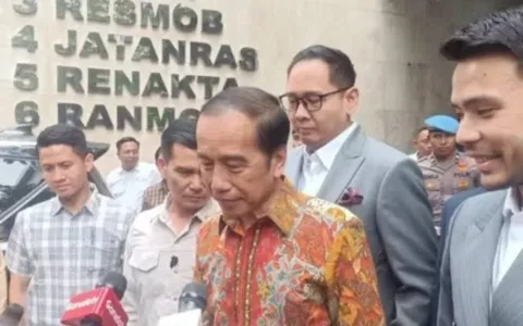 Jakarta - Petrus Selestinus, Koordinator Pergerakan Advokat Nusantara dan TPDI menyoroti kasus Pada tanggal 30 April 2025, Presiden RI ke 7 Jokowi, selaku Pengadu telah mengadukan KMRT Roy Suryo dan Kawan-kawan. Sebagai Teradu, kepada pihak Polda Metro Jaya atas dugaan melakukan tindak pidana sebagaimana dimaksud dalam pasal 310 dan pasal 311 KUHP jo pasal 27A, pasal 32 dan pasal 35 UU No. 1 Tahun 2024 Tentang Perubahan Kedua Atas UU No. 11 Tahun 2008 Tentang ITE. Sesuai dengan informasi yang disampaikan oleh pihak Kuasa Hukum bahwasanya Jokowi saat pengaduan disampaikan, menyerahkan Barang Bukti (BB) kepada Penyelidik Polda Metro Jaya, berupa 24 Video, sementara BB berupa Ijazah SD, SMP, SMA hingga S1 Fakultas Kehutanan UGM hanya diperlihatkan tanpa diserahkan pada Penyelidik Polda Metro Jaya. Ini menunjukan bahwa baru di tahap awal membuat Pengaduan saja, sudah muncul kejanggalan oleh karena, BB yang utama dan sangat menentukan yaitu Ijazah S1 Fakultas Kehutanan UGM atas nama Jokowi yang seharusnya diserahkan Jokowi kepada Penyelidik/Penyidik, ternyata tidak ikut diserahkan, begitu pula Pihak Penyelidik dan/atau Penyidik tidak meminta Ijazah S1 Fakultas Kehutanan UGM atas nama Jokowi untuk diserahkan atau disita sebagai BB sesuai ketentuan pasal 5 KUHAP jo pasal 42 ayat (1) dan ayat (2) KUHAP. Padahal dalam waktu yang hampir bersamaan selain Jokowi mengadu sendiri, terdapat beberapa kelompok masyarakat yang juga ikut melapor kepada Polri, terkait tuduhan Ijazah Palsu Jokowi dari aspek penyebaran berita bohong terhadap KRMT Roy Suryo dkk. sebagai reaksi terhadap Laporan Polisi dari Tim Pembela Ulama dan Aktivis (TPUA) di Bareskrim Polri tanggal 9 Desember 2024 tentang Dugaan Ijazah Palsu Jokowi. SITA IJAZAH S1 JOKOWI Laporan TPUA tanggal 9 Desember 2024 tentang dugaan Ijazah Palsu Jokowi di Bareskrim Polri, menurut keterangan pihak TPUA, saat ini tengah ditindaklanjuti proses penyelidikannya oleh Bareskrim Polri, dengan memanggil dan memeriksa Pihak Pelapor antara lain Prof. Eggi Sudjana pada tanggal 15-16 April 2025, kemudian pemanggilan untuk klarifikasi terhadap Advokat Damai Hari Lubis, Koordinator Advokat TPUA pada tanggal 28 April 2025 oleh Penyelidik Direktorat Tindak Pidana Umum Bareskrim Polri. Pada Laporan Polisi TPUA ini, yang menjadi obyek utama pemeriksaan penyidik adalah Ijazah S1 Fakultas Kehutanan UGM atas nama Jokowi, guna memastikan apakah Ijazah S1 Fakultas Kehutanan UGM a/n. Jokowi asli atau palsu atau apakah Ijazah S1 Jokowi asli tapi palsu (aspal) atau tidak. Untuk itu tindakan pertama yang harus dilakukan Penyelidik tanpa memandang siapa Pelapor dan siapa Terlapor atau siapa Saksi dan siapa Korban, sehingga suka tidak suka, Ijazah S1 Jokowi harus disita dari tangan Jokowi oleh Penyidik Direktorat Tindak Pidana Umum Bareskrim Polri sebagai Barang Bukti (BB) untuk kepentingan pemeriksaan melalui Puslabfor Bareskrim Polri. HENTIKAN PENGADUAN JOKOWI Secara teknis Hukum Acara Pidana dan demi menjamin kepastian hukum, maka Pimpinan Polri harus menghentikan atau setidak-tidaknya menunda seluruh proses pemeriksaan terhadap Pengaduan Jokowi di Polda Metro Jaya tertanggal 30 April 2025 dan seluruh Laporan Polisi dari Anggota Masyarakat terhadap KRMT Roy Suryo dkk. di Polres Jakarta Pusat dan di Polres-Polres lainnya di luar Jakarta. Adapun alasan-alasan mengapa penyelidikan dan penyidikan atas Pengaduan dari Jokowi, harus dihentikan atau dikesampingkan terlebih dahulu, karena : 1. Bareskrim Polri tengah melakukan Penyelidikan dan/atau Penyidikan atas Laporan Polisi TPUA tentang dugaan Ijazah S1 Fakultas Kehutanan UGM a/n. Jokowi sebagai Ijazah palsu, harus dibuktikan terlebih dahulu apakah Ijazah Jokowi dimaksud asli atau palsu atau aspal, karena selama menjadi polemik bertahun-tahun Jokowi tidak pernah memberikan klarifikasi atau menunjukan bukti atas keabsahan Ijazah itu. 2. Laporan Polisi TPUA terhadap Jokowi tentang dugaan Ijazah Palsu (Ijazah S1 Fakultas Kehutanan UGM a/n. Jokowi) bermuatan kepentingan umum yang lebih besar, antara lain menyelamatkan marwah Pendidikan Tinggi Cq. Universitas Gajah Mada, marwah Para Intelektual dan Cendikiawan dan terlebih-lebih marwah lembaga kepresidenan, karenanya harus didahulukan proses pidananya. 3. Pengaduan Jokowi di Polda Metro Jaya pada tanggal 30 April 2025, atas dugaan Pencemaran Nama Baik atau Fitnah, semata-mata bermuatan kepentingan pribadi yaitu semata-mata hanya untuk memperjuangkan nama baik Jokowi. 4. Untuk menguji apakah Jokowi masih punya nama baik yang harus dipertahankan, maka pembuktiannya adalah apakah Ijazah S1 yang diduga sebagai palsu itu, harus dibuktikan terlebih dahulu lewat suatu Putusan Pengadilan Yang Berkeuatan Hukum Yang Tetap dan adil yang menyatakan Ijazah Jokowi itu asli atau paslu dan/atau aspal atau asli. 5. Selama ini sudah beberapa orang menjadi korban peradilan sesat dengan dipidana penjara, tanpa pernah diuji terlebih dahulu secara hukum soal keabsahan, keasilan dan kebenaran formil dan materiil Ijazah S1 Jokowi di Pengadilan Pidana, hingga Putusan Pengadilan Berkekuatan Hukum tetap, yang menyatakan Ijazah Jokowi sah atau tidak.
