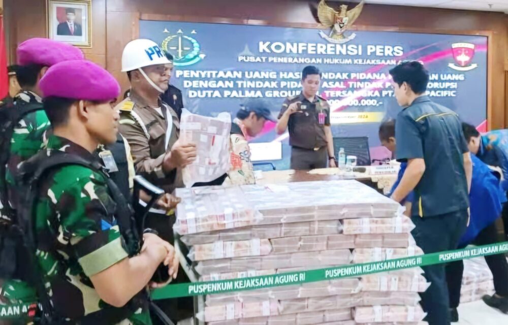 Ketua Dewan Nasional Setara Institute, Hendardi, Menyatakan Keprihatinan Dan Penolakan Tegas Terhadap Surat Telegram (St) Panglima Tni Nomor Tr/422/2025 Yang Memerintahkan Pengerahan Personel Dan Peralatan Tempur Tni Untuk Mendukung Pengamanan Kejaksaan Di Seluruh Indonesia. St Tersebut Segera Ditindaklanjuti Oleh Kepala Staf Angkatan Darat (Kasad) Dengan St/1192/2025 Yang Memerintahkan Pengerahan 30 Personel Dari Satuan Tempur Untuk Pengamanan Kejaksaan Tinggi Dan 10 Personel Untuk Kejaksaan Negeri. Menurut Hendardi, Langkah Ini Bertentangan Dengan Konstitusi Dan Peraturan Perundang-Undangan Seperti Uu Kekuasaan Kehakiman, Uu Kejaksaan, Uu Pertahanan Negara, Dan Uu Tni. Ia Mendesak Agar Panglima Tni Dan Kasad Segera Mencabut Surat Telegram Tersebut, 12 Mei 2025. “Tidak Ada Kondisi Objektif Yang Menunjukkan Bahwa Institusi Sipil Penegak Hukum Seperti Kejaksaan Membutuhkan Dukungan Satuan Tempur Tni,” Ujar Hendardi. Ia Menilai Langkah Tersebut Mencerminkan Kegenitan Kejaksaan Dalam Penegakan Hukum Dan Menimbulkan Kecurigaan Adanya Motif Politik Di Balik Kolaborasi Tni-Kejaksaan, Termasuk Dalam Konteks Pembahasan Ruu Kejaksaan Dan Ruu Kuhap. Lebih Jauh, Hendardi Mengingatkan Bahwa Kejaksaan Adalah Bagian Dari Sistem Peradilan Pidana Yang Sepenuhnya Merupakan Domain Sipil. Pelibatan Militer Dalam Sistem Hukum Pidana Disebutnya Sebagai Bentuk Pelemahan Terhadap Supremasi Hukum Dan Supremasi Sipil. Setara Institute Menilai Keluarnya St Ini Menandai Gejala Meningkatnya Militerisme Dalam Kelembagaan Penegakan Hukum, Yang Justru Dipicu Oleh Kehendak Politik Institusi Kejaksaan. Hendardi Mendorong Agar Panglima Tni Dan Jajaran Lebih Fokus Pada Pembaruan Uu Nomor 31 Tahun 1997 Tentang Peradilan Militer, Ketimbang Turut Campur Dalam Penegakan Hukum Sipil.