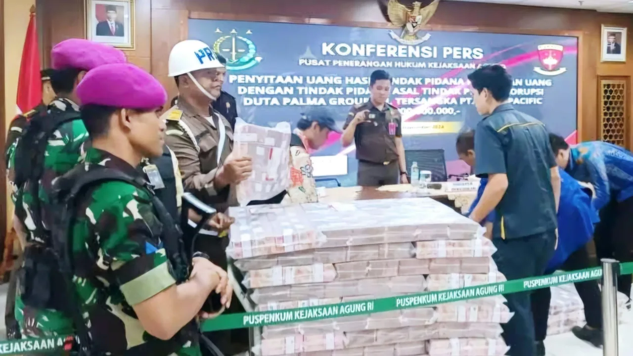 Ketua Dewan Nasional SETARA Institute, Hendardi, menyatakan keprihatinan dan penolakan tegas terhadap Surat Telegram (ST) Panglima TNI Nomor TR/422/2025 yang memerintahkan pengerahan personel dan peralatan tempur TNI untuk mendukung pengamanan Kejaksaan di seluruh Indonesia. ST tersebut segera ditindaklanjuti oleh Kepala Staf Angkatan Darat (KASAD) dengan ST/1192/2025 yang memerintahkan pengerahan 30 personel dari satuan tempur untuk pengamanan Kejaksaan Tinggi dan 10 personel untuk Kejaksaan Negeri. Menurut Hendardi, langkah ini bertentangan dengan Konstitusi dan peraturan perundang-undangan seperti UU Kekuasaan Kehakiman, UU Kejaksaan, UU Pertahanan Negara, dan UU TNI. Ia mendesak agar Panglima TNI dan KASAD segera mencabut surat telegram tersebut, 12 Mei 2025. “Tidak ada kondisi objektif yang menunjukkan bahwa institusi sipil penegak hukum seperti Kejaksaan membutuhkan dukungan satuan tempur TNI,” ujar Hendardi. Ia menilai langkah tersebut mencerminkan kegenitan Kejaksaan dalam penegakan hukum dan menimbulkan kecurigaan adanya motif politik di balik kolaborasi TNI-Kejaksaan, termasuk dalam konteks pembahasan RUU Kejaksaan dan RUU KUHAP. Lebih jauh, Hendardi mengingatkan bahwa Kejaksaan adalah bagian dari sistem peradilan pidana yang sepenuhnya merupakan domain sipil. Pelibatan militer dalam sistem hukum pidana disebutnya sebagai bentuk pelemahan terhadap supremasi hukum dan supremasi sipil. SETARA Institute menilai keluarnya ST ini menandai gejala meningkatnya militerisme dalam kelembagaan penegakan hukum, yang justru dipicu oleh kehendak politik institusi Kejaksaan. Hendardi mendorong agar Panglima TNI dan jajaran lebih fokus pada pembaruan UU Nomor 31 Tahun 1997 tentang Peradilan Militer, ketimbang turut campur dalam penegakan hukum sipil.