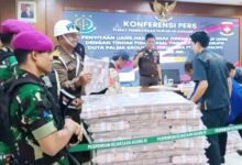 Ketua Dewan Nasional Setara Institute, Hendardi, Menyatakan Keprihatinan Dan Penolakan Tegas Terhadap Surat Telegram (St) Panglima Tni Nomor Tr/422/2025 Yang Memerintahkan Pengerahan Personel Dan Peralatan Tempur Tni Untuk Mendukung Pengamanan Kejaksaan Di Seluruh Indonesia. St Tersebut Segera Ditindaklanjuti Oleh Kepala Staf Angkatan Darat (Kasad) Dengan St/1192/2025 Yang Memerintahkan Pengerahan 30 Personel Dari Satuan Tempur Untuk Pengamanan Kejaksaan Tinggi Dan 10 Personel Untuk Kejaksaan Negeri. Menurut Hendardi, Langkah Ini Bertentangan Dengan Konstitusi Dan Peraturan Perundang-Undangan Seperti Uu Kekuasaan Kehakiman, Uu Kejaksaan, Uu Pertahanan Negara, Dan Uu Tni. Ia Mendesak Agar Panglima Tni Dan Kasad Segera Mencabut Surat Telegram Tersebut, 12 Mei 2025. “Tidak Ada Kondisi Objektif Yang Menunjukkan Bahwa Institusi Sipil Penegak Hukum Seperti Kejaksaan Membutuhkan Dukungan Satuan Tempur Tni,” Ujar Hendardi. Ia Menilai Langkah Tersebut Mencerminkan Kegenitan Kejaksaan Dalam Penegakan Hukum Dan Menimbulkan Kecurigaan Adanya Motif Politik Di Balik Kolaborasi Tni-Kejaksaan, Termasuk Dalam Konteks Pembahasan Ruu Kejaksaan Dan Ruu Kuhap. Lebih Jauh, Hendardi Mengingatkan Bahwa Kejaksaan Adalah Bagian Dari Sistem Peradilan Pidana Yang Sepenuhnya Merupakan Domain Sipil. Pelibatan Militer Dalam Sistem Hukum Pidana Disebutnya Sebagai Bentuk Pelemahan Terhadap Supremasi Hukum Dan Supremasi Sipil. Setara Institute Menilai Keluarnya St Ini Menandai Gejala Meningkatnya Militerisme Dalam Kelembagaan Penegakan Hukum, Yang Justru Dipicu Oleh Kehendak Politik Institusi Kejaksaan. Hendardi Mendorong Agar Panglima Tni Dan Jajaran Lebih Fokus Pada Pembaruan Uu Nomor 31 Tahun 1997 Tentang Peradilan Militer, Ketimbang Turut Campur Dalam Penegakan Hukum Sipil.