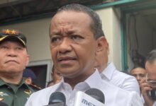 Jakarta — Aliansi Muda Garuda Indonesia (Ampgi) Mohamad Menyatakan Bahwa Presiden Prabowo Subianto Sudah Saatnya Mengambil Langkah Tegas Dengan Melakukan Reshuffle Kabinet. Menurut Mereka, Sejumlah Menteri Di Kabinet Saat Ini Justru Menjadi Penghambat Jalannya Pemerintahan Yang Efektif Dan Berintegritas. “Presiden Harus Berani Melepaskan Diri Dari Bayang-Bayang Pemerintahan Sebelumnya. Kabinet Saat Ini Perlu Dibersihkan Dari Tokoh-Tokoh Yang Lebih Sering Membuat Kegaduhan Ketimbang Bekerja Untuk Rakyat,” Tegas Perwakilan Ampgi Mohamad Dalam Pernyataan Resminya, Rabu (22/5). Ampgi Menyoroti Beberapa Nama Yang Dinilai Tidak Menunjukkan Kinerja Optimal Dan Justru Lebih Menonjolkan Kepentingan Pribadi. Salah Satu Yang Menjadi Sorotan Adalah Menteri Investasi, Bahlil Lahadalia. “Bahlil Kerap Menciptakan Panggung Untuk Dirinya Sendiri, Terkesan Lebih Sibuk Membangun Citra Pribadi Ketimbang Fokus Menjalankan Tugas Negara. Ini Menjadi Beban Bagi Presiden Prabowo,” Lanjutnya. Ampgi Juga Menyatakan Bahwa Reshuffle Bukan Hanya Menjadi Kebutuhan Politik, Tetapi Juga Menjadi Sinyal Penting Bahwa Presiden Prabowo Adalah Pemimpin Yang Mandiri Dan Bukan Sekadar Penerus Kebijakan Pemerintahan Sebelumnya. “Kami Mendesak Agar Menteri-Menteri Yang Terlalu Lekat Dengan Kepentingan Masa Lalu Segera Digantikan Oleh Profesional Yang Kompeten Dan Paham Terhadap Tugas Pokoknya. Jangan Sampai Publik Menganggap Presiden Prabowo Hanya Sekadar Simbol Atau ‘Boneka Politik’,” Pungkasnya.