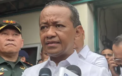 Jakarta — Aliansi Muda Garuda Indonesia (AMPGI) Mohamad menyatakan bahwa Presiden Prabowo Subianto sudah saatnya mengambil langkah tegas dengan melakukan reshuffle kabinet. Menurut mereka, sejumlah menteri di kabinet saat ini justru menjadi penghambat jalannya pemerintahan yang efektif dan berintegritas. “Presiden harus berani melepaskan diri dari bayang-bayang pemerintahan sebelumnya. Kabinet saat ini perlu dibersihkan dari tokoh-tokoh yang lebih sering membuat kegaduhan ketimbang bekerja untuk rakyat,” tegas perwakilan AMPGI Mohamad dalam pernyataan resminya, Rabu (22/5). AMPGI menyoroti beberapa nama yang dinilai tidak menunjukkan kinerja optimal dan justru lebih menonjolkan kepentingan pribadi. Salah satu yang menjadi sorotan adalah Menteri Investasi, Bahlil Lahadalia. “Bahlil kerap menciptakan panggung untuk dirinya sendiri, terkesan lebih sibuk membangun citra pribadi ketimbang fokus menjalankan tugas negara. Ini menjadi beban bagi Presiden Prabowo,” lanjutnya. AMPGI juga menyatakan bahwa reshuffle bukan hanya menjadi kebutuhan politik, tetapi juga menjadi sinyal penting bahwa Presiden Prabowo adalah pemimpin yang mandiri dan bukan sekadar penerus kebijakan pemerintahan sebelumnya. “Kami mendesak agar menteri-menteri yang terlalu lekat dengan kepentingan masa lalu segera digantikan oleh profesional yang kompeten dan paham terhadap tugas pokoknya. Jangan sampai publik menganggap Presiden Prabowo hanya sekadar simbol atau ‘boneka politik’,” pungkasnya.