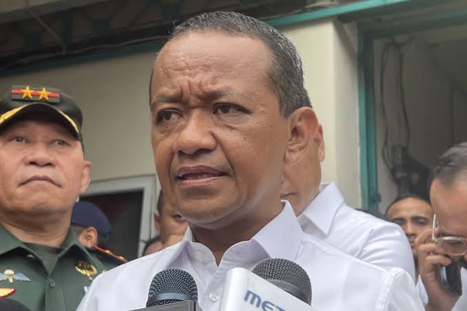 Jakarta — Aliansi Muda Garuda Indonesia (Ampgi) Mohamad Menyatakan Bahwa Presiden Prabowo Subianto Sudah Saatnya Mengambil Langkah Tegas Dengan Melakukan Reshuffle Kabinet. Menurut Mereka, Sejumlah Menteri Di Kabinet Saat Ini Justru Menjadi Penghambat Jalannya Pemerintahan Yang Efektif Dan Berintegritas. “Presiden Harus Berani Melepaskan Diri Dari Bayang-Bayang Pemerintahan Sebelumnya. Kabinet Saat Ini Perlu Dibersihkan Dari Tokoh-Tokoh Yang Lebih Sering Membuat Kegaduhan Ketimbang Bekerja Untuk Rakyat,” Tegas Perwakilan Ampgi Mohamad Dalam Pernyataan Resminya, Rabu (22/5). Ampgi Menyoroti Beberapa Nama Yang Dinilai Tidak Menunjukkan Kinerja Optimal Dan Justru Lebih Menonjolkan Kepentingan Pribadi. Salah Satu Yang Menjadi Sorotan Adalah Menteri Investasi, Bahlil Lahadalia. “Bahlil Kerap Menciptakan Panggung Untuk Dirinya Sendiri, Terkesan Lebih Sibuk Membangun Citra Pribadi Ketimbang Fokus Menjalankan Tugas Negara. Ini Menjadi Beban Bagi Presiden Prabowo,” Lanjutnya. Ampgi Juga Menyatakan Bahwa Reshuffle Bukan Hanya Menjadi Kebutuhan Politik, Tetapi Juga Menjadi Sinyal Penting Bahwa Presiden Prabowo Adalah Pemimpin Yang Mandiri Dan Bukan Sekadar Penerus Kebijakan Pemerintahan Sebelumnya. “Kami Mendesak Agar Menteri-Menteri Yang Terlalu Lekat Dengan Kepentingan Masa Lalu Segera Digantikan Oleh Profesional Yang Kompeten Dan Paham Terhadap Tugas Pokoknya. Jangan Sampai Publik Menganggap Presiden Prabowo Hanya Sekadar Simbol Atau ‘Boneka Politik’,” Pungkasnya.
