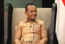 Jakarta – Isu Reshuffle Kabinet Pemerintahan Prabowo Subianto Dan Gibran Rakabuming Raka Kembali Mengemuka. Sejumlah Menteri Dikritik Atas Kinerja Dan Komunikasi Yang Dinilai Tidak Memadai, Termasuk Menteri Energi Dan Sumber Daya Mineral (Esdm), Bahlil Lahadalia, Yang Disebut-Sebut Menjadi Kandidat Kuat Untuk Digeser Pertama Kali Dari Kabinet Merah Putih, 25 Mei 202. Pengamat Politik Rocky Gerung Menjadi Salah Satu Pihak Yang Paling Vokal Mendesak Reshuffle. Dalam Forum Sarasehan Aktivis Lintas Generasi Memperingati Reformasi 1998 Di Jakarta, Rabu (21/5), Rocky Menilai Banyak Menteri Dalam Kabinet Saat Ini Lebih Mementingkan Kepentingan Politik Dan Ekonomi Pribadi Dibandingkan Kinerja Profesional. “Harus Ada Reshuffle. Lumpuhkan Kabinet, Isi Dengan Energi Baru,” Ujar Rocky. Ia Menyebut Menteri-Menteri Yang Kecewa Karena Tak Lagi Leluasa Mengakses Apbn Sebagai Hambatan Bagi Reformasi Birokrasi. “Mereka Tidak Akan Mengundurkan Diri Karena Kepentingan Mereka Terlalu Besar. Ini Momentum Presiden Untuk Memulai Era Baru,” Tambahnya. Bahlil Bungkam Soal Reshuffle, Bela Jokowi Menanggapi Pernyataan Rocky, Bahlil Lahadalia Memilih Untuk Tidak Banyak Berkomentar. Ia Menyatakan Bahwa Urusan Reshuffle Merupakan Hak Prerogatif Presiden Prabowo. Namun Di Kesempatan Lain, Bahlil Justru Tampil Membela Presiden Joko Widodo Dalam Isu Tudingan Ijazah Palsu Yang Kembali Mencuat. &Quot;Menurut Saya Ini Sudah Keterlaluan. Seolah-Olah Tidak Ada Isu Lain. Saya Tidak Percaya Sama Sekali Dengan Tuduhan Itu,” Tegas Bahlil Di Kompleks Istana Kepresidenan, Jumat (23/5). Manuver Politik Bahlil Tuai Sorotan Kritik Terhadap Bahlil Tidak Hanya Datang Dari Luar Pemerintahan. Seorang Kader Muda Partai Golkar Mengungkap Bahwa Bahlil—Yang Kini Menjabat Ketua Umum Golkar—Sedang Mengonsolidasikan Penuh Struktur Partai Di Tingkat Provinsi. Semua Penunjukan Ketua Dpd Di Daerah Disebut Harus Melalui Persetujuan Langsung Dari Bahlil. Menurut Sumber Itu, Bahlil Juga Membuka Jalan Politik Untuk Gibran Maju Sebagai Calon Presiden 2029. Operasi Politik Ini Diduga Diarahkan Oleh “Raja Jawa,” Istilah Yang Merujuk Pada Mantan Presiden Joko Widodo, Yang Juga Disebut Sebagai Mentor Politik Bahlil. &Quot;Bahlil Dikenal Pintar Melakukan Manuver Politik. Dia Sering Bertindak Di Luar Komando Presiden Prabowo. Patut Diwaspadai Karena Loyalitasnya Lebih Ke Jokowi, Yang Membesarkannya Secara Politik,” Ujar Sumber Tersebut. Potensi Konflik Internal Kabinet Kedekatan Bahlil Dengan Jokowi Serta Manuver Politiknya Yang Agresif Memunculkan Kekhawatiran Soal Potensi Konflik Kepentingan Di Tubuh Pemerintahan. Jika Reshuffle Dilakukan Dalam Waktu Dekat, Pengamat Memprediksi Bahlil Menjadi Salah Satu Nama Pertama Yang Akan Digeser Demi Menjaga Soliditas Dan Kontrol Penuh Presiden Prabowo Terhadap Kabinetnya.
