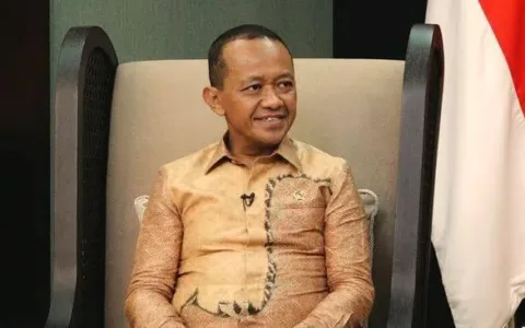 Jakarta – Isu reshuffle kabinet pemerintahan Prabowo Subianto dan Gibran Rakabuming Raka kembali mengemuka. Sejumlah menteri dikritik atas kinerja dan komunikasi yang dinilai tidak memadai, termasuk Menteri Energi dan Sumber Daya Mineral (ESDM), Bahlil Lahadalia, yang disebut-sebut menjadi kandidat kuat untuk digeser pertama kali dari Kabinet Merah Putih, 25 Mei 202. Pengamat politik Rocky Gerung menjadi salah satu pihak yang paling vokal mendesak reshuffle. Dalam forum Sarasehan Aktivis Lintas Generasi Memperingati Reformasi 1998 di Jakarta, Rabu (21/5), Rocky menilai banyak menteri dalam kabinet saat ini lebih mementingkan kepentingan politik dan ekonomi pribadi dibandingkan kinerja profesional. “Harus ada reshuffle. Lumpuhkan kabinet, isi dengan energi baru,” ujar Rocky. Ia menyebut menteri-menteri yang kecewa karena tak lagi leluasa mengakses APBN sebagai hambatan bagi reformasi birokrasi. “Mereka tidak akan mengundurkan diri karena kepentingan mereka terlalu besar. Ini momentum Presiden untuk memulai era baru,” tambahnya. Bahlil Bungkam Soal Reshuffle, Bela Jokowi Menanggapi pernyataan Rocky, Bahlil Lahadalia memilih untuk tidak banyak berkomentar. Ia menyatakan bahwa urusan reshuffle merupakan hak prerogatif Presiden Prabowo. Namun di kesempatan lain, Bahlil justru tampil membela Presiden Joko Widodo dalam isu tudingan ijazah palsu yang kembali mencuat. "Menurut saya ini sudah keterlaluan. Seolah-olah tidak ada isu lain. Saya tidak percaya sama sekali dengan tuduhan itu,” tegas Bahlil di Kompleks Istana Kepresidenan, Jumat (23/5). Manuver Politik Bahlil Tuai Sorotan Kritik terhadap Bahlil tidak hanya datang dari luar pemerintahan. Seorang kader muda Partai Golkar mengungkap bahwa Bahlil—yang kini menjabat Ketua Umum Golkar—sedang mengonsolidasikan penuh struktur partai di tingkat provinsi. Semua penunjukan ketua DPD di daerah disebut harus melalui persetujuan langsung dari Bahlil. Menurut sumber itu, Bahlil juga membuka jalan politik untuk Gibran maju sebagai calon presiden 2029. Operasi politik ini diduga diarahkan oleh “raja Jawa,” istilah yang merujuk pada mantan Presiden Joko Widodo, yang juga disebut sebagai mentor politik Bahlil. "Bahlil dikenal pintar melakukan manuver politik. Dia sering bertindak di luar komando Presiden Prabowo. Patut diwaspadai karena loyalitasnya lebih ke Jokowi, yang membesarkannya secara politik,” ujar sumber tersebut. Potensi Konflik Internal Kabinet Kedekatan Bahlil dengan Jokowi serta manuver politiknya yang agresif memunculkan kekhawatiran soal potensi konflik kepentingan di tubuh pemerintahan. Jika reshuffle dilakukan dalam waktu dekat, pengamat memprediksi Bahlil menjadi salah satu nama pertama yang akan digeser demi menjaga soliditas dan kontrol penuh Presiden Prabowo terhadap kabinetnya.
