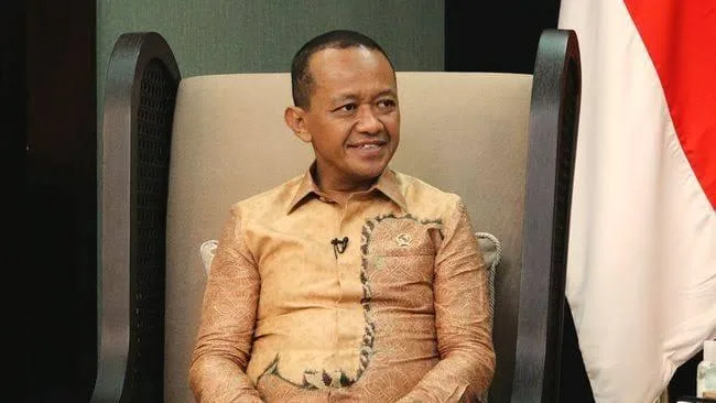 Jakarta – Isu reshuffle kabinet pemerintahan Prabowo Subianto dan Gibran Rakabuming Raka kembali mengemuka. Sejumlah menteri dikritik atas kinerja dan komunikasi yang dinilai tidak memadai, termasuk Menteri Energi dan Sumber Daya Mineral (ESDM), Bahlil Lahadalia, yang disebut-sebut menjadi kandidat kuat untuk digeser pertama kali dari Kabinet Merah Putih, 25 Mei 202. Pengamat politik Rocky Gerung menjadi salah satu pihak yang paling vokal mendesak reshuffle. Dalam forum Sarasehan Aktivis Lintas Generasi Memperingati Reformasi 1998 di Jakarta, Rabu (21/5), Rocky menilai banyak menteri dalam kabinet saat ini lebih mementingkan kepentingan politik dan ekonomi pribadi dibandingkan kinerja profesional. “Harus ada reshuffle. Lumpuhkan kabinet, isi dengan energi baru,” ujar Rocky. Ia menyebut menteri-menteri yang kecewa karena tak lagi leluasa mengakses APBN sebagai hambatan bagi reformasi birokrasi. “Mereka tidak akan mengundurkan diri karena kepentingan mereka terlalu besar. Ini momentum Presiden untuk memulai era baru,” tambahnya. Bahlil Bungkam Soal Reshuffle, Bela Jokowi Menanggapi pernyataan Rocky, Bahlil Lahadalia memilih untuk tidak banyak berkomentar. Ia menyatakan bahwa urusan reshuffle merupakan hak prerogatif Presiden Prabowo. Namun di kesempatan lain, Bahlil justru tampil membela Presiden Joko Widodo dalam isu tudingan ijazah palsu yang kembali mencuat. "Menurut saya ini sudah keterlaluan. Seolah-olah tidak ada isu lain. Saya tidak percaya sama sekali dengan tuduhan itu,” tegas Bahlil di Kompleks Istana Kepresidenan, Jumat (23/5). Manuver Politik Bahlil Tuai Sorotan Kritik terhadap Bahlil tidak hanya datang dari luar pemerintahan. Seorang kader muda Partai Golkar mengungkap bahwa Bahlil—yang kini menjabat Ketua Umum Golkar—sedang mengonsolidasikan penuh struktur partai di tingkat provinsi. Semua penunjukan ketua DPD di daerah disebut harus melalui persetujuan langsung dari Bahlil. Menurut sumber itu, Bahlil juga membuka jalan politik untuk Gibran maju sebagai calon presiden 2029. Operasi politik ini diduga diarahkan oleh “raja Jawa,” istilah yang merujuk pada mantan Presiden Joko Widodo, yang juga disebut sebagai mentor politik Bahlil. "Bahlil dikenal pintar melakukan manuver politik. Dia sering bertindak di luar komando Presiden Prabowo. Patut diwaspadai karena loyalitasnya lebih ke Jokowi, yang membesarkannya secara politik,” ujar sumber tersebut. Potensi Konflik Internal Kabinet Kedekatan Bahlil dengan Jokowi serta manuver politiknya yang agresif memunculkan kekhawatiran soal potensi konflik kepentingan di tubuh pemerintahan. Jika reshuffle dilakukan dalam waktu dekat, pengamat memprediksi Bahlil menjadi salah satu nama pertama yang akan digeser demi menjaga soliditas dan kontrol penuh Presiden Prabowo terhadap kabinetnya.