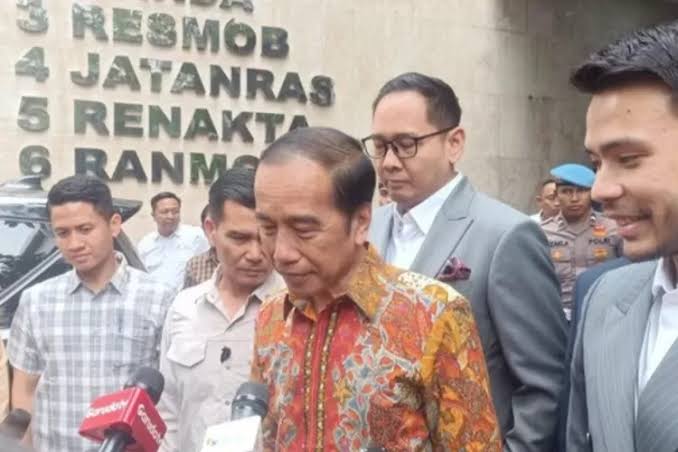 Jakarta - Petrus Selestinus, Koordinator Pergerakan Advokat Nusantara Dan Tpdi Menyoroti Kasus Pada Tanggal 30 April 2025, Presiden Ri Ke 7 Jokowi, Selaku Pengadu Telah Mengadukan Kmrt Roy Suryo Dan Kawan-Kawan. Sebagai Teradu, Kepada Pihak Polda Metro Jaya Atas Dugaan Melakukan Tindak Pidana Sebagaimana Dimaksud Dalam Pasal 310 Dan Pasal 311 Kuhp Jo Pasal 27A, Pasal 32 Dan Pasal 35 Uu No. 1 Tahun 2024 Tentang Perubahan Kedua Atas Uu No. 11 Tahun 2008 Tentang Ite. Sesuai Dengan Informasi Yang Disampaikan Oleh Pihak Kuasa Hukum Bahwasanya Jokowi Saat Pengaduan Disampaikan, Menyerahkan Barang Bukti (Bb) Kepada Penyelidik Polda Metro Jaya, Berupa 24 Video, Sementara Bb Berupa Ijazah Sd, Smp, Sma Hingga S1 Fakultas Kehutanan Ugm Hanya Diperlihatkan Tanpa Diserahkan Pada Penyelidik Polda Metro Jaya. Ini Menunjukan Bahwa Baru Di Tahap Awal Membuat Pengaduan Saja, Sudah Muncul Kejanggalan Oleh Karena, Bb Yang Utama Dan Sangat Menentukan Yaitu Ijazah S1 Fakultas Kehutanan Ugm Atas Nama Jokowi Yang Seharusnya Diserahkan Jokowi Kepada Penyelidik/Penyidik, Ternyata Tidak Ikut Diserahkan, Begitu Pula Pihak Penyelidik Dan/Atau Penyidik Tidak Meminta Ijazah S1 Fakultas Kehutanan Ugm Atas Nama Jokowi Untuk Diserahkan Atau Disita Sebagai Bb Sesuai Ketentuan Pasal 5 Kuhap Jo Pasal 42 Ayat (1) Dan Ayat (2) Kuhap. Padahal Dalam Waktu Yang Hampir Bersamaan Selain Jokowi Mengadu Sendiri, Terdapat Beberapa Kelompok Masyarakat Yang Juga Ikut Melapor Kepada Polri, Terkait Tuduhan Ijazah Palsu Jokowi Dari Aspek Penyebaran Berita Bohong Terhadap Krmt Roy Suryo Dkk. Sebagai Reaksi Terhadap Laporan Polisi Dari Tim Pembela Ulama Dan Aktivis (Tpua) Di Bareskrim Polri Tanggal 9 Desember 2024 Tentang Dugaan Ijazah Palsu Jokowi. Sita Ijazah S1 Jokowi Laporan Tpua Tanggal 9 Desember 2024 Tentang Dugaan Ijazah Palsu Jokowi Di Bareskrim Polri, Menurut Keterangan Pihak Tpua, Saat Ini Tengah Ditindaklanjuti Proses Penyelidikannya Oleh Bareskrim Polri, Dengan Memanggil Dan Memeriksa Pihak Pelapor Antara Lain Prof. Eggi Sudjana Pada Tanggal 15-16 April 2025, Kemudian Pemanggilan Untuk Klarifikasi Terhadap Advokat Damai Hari Lubis, Koordinator Advokat Tpua Pada Tanggal 28 April 2025 Oleh Penyelidik Direktorat Tindak Pidana Umum Bareskrim Polri. Pada Laporan Polisi Tpua Ini, Yang Menjadi Obyek Utama Pemeriksaan Penyidik Adalah Ijazah S1 Fakultas Kehutanan Ugm Atas Nama Jokowi, Guna Memastikan Apakah Ijazah S1 Fakultas Kehutanan Ugm A/N. Jokowi Asli Atau Palsu Atau Apakah Ijazah S1 Jokowi Asli Tapi Palsu (Aspal) Atau Tidak. Untuk Itu Tindakan Pertama Yang Harus Dilakukan Penyelidik Tanpa Memandang Siapa Pelapor Dan Siapa Terlapor Atau Siapa Saksi Dan Siapa Korban, Sehingga Suka Tidak Suka, Ijazah S1 Jokowi Harus Disita Dari Tangan Jokowi Oleh Penyidik Direktorat Tindak Pidana Umum Bareskrim Polri Sebagai Barang Bukti (Bb) Untuk Kepentingan Pemeriksaan Melalui Puslabfor Bareskrim Polri. Hentikan Pengaduan Jokowi Secara Teknis Hukum Acara Pidana Dan Demi Menjamin Kepastian Hukum, Maka Pimpinan Polri Harus Menghentikan Atau Setidak-Tidaknya Menunda Seluruh Proses Pemeriksaan Terhadap Pengaduan Jokowi Di Polda Metro Jaya Tertanggal 30 April 2025 Dan Seluruh Laporan Polisi Dari Anggota Masyarakat Terhadap Krmt Roy Suryo Dkk. Di Polres Jakarta Pusat Dan Di Polres-Polres Lainnya Di Luar Jakarta. Adapun Alasan-Alasan Mengapa Penyelidikan Dan Penyidikan Atas Pengaduan Dari Jokowi, Harus Dihentikan Atau Dikesampingkan Terlebih Dahulu, Karena : 1. Bareskrim Polri Tengah Melakukan Penyelidikan Dan/Atau Penyidikan Atas Laporan Polisi Tpua Tentang Dugaan Ijazah S1 Fakultas Kehutanan Ugm A/N. Jokowi Sebagai Ijazah Palsu, Harus Dibuktikan Terlebih Dahulu Apakah Ijazah Jokowi Dimaksud Asli Atau Palsu Atau Aspal, Karena Selama Menjadi Polemik Bertahun-Tahun Jokowi Tidak Pernah Memberikan Klarifikasi Atau Menunjukan Bukti Atas Keabsahan Ijazah Itu. 2. Laporan Polisi Tpua Terhadap Jokowi Tentang Dugaan Ijazah Palsu (Ijazah S1 Fakultas Kehutanan Ugm A/N. Jokowi) Bermuatan Kepentingan Umum Yang Lebih Besar, Antara Lain Menyelamatkan Marwah Pendidikan Tinggi Cq. Universitas Gajah Mada, Marwah Para Intelektual Dan Cendikiawan Dan Terlebih-Lebih Marwah Lembaga Kepresidenan, Karenanya Harus Didahulukan Proses Pidananya. 3. Pengaduan Jokowi Di Polda Metro Jaya Pada Tanggal 30 April 2025, Atas Dugaan Pencemaran Nama Baik Atau Fitnah, Semata-Mata Bermuatan Kepentingan Pribadi Yaitu Semata-Mata Hanya Untuk Memperjuangkan Nama Baik Jokowi. 4. Untuk Menguji Apakah Jokowi Masih Punya Nama Baik Yang Harus Dipertahankan, Maka Pembuktiannya Adalah Apakah Ijazah S1 Yang Diduga Sebagai Palsu Itu, Harus Dibuktikan Terlebih Dahulu Lewat Suatu Putusan Pengadilan Yang Berkeuatan Hukum Yang Tetap Dan Adil Yang Menyatakan Ijazah Jokowi Itu Asli Atau Paslu Dan/Atau Aspal Atau Asli. 5. Selama Ini Sudah Beberapa Orang Menjadi Korban Peradilan Sesat Dengan Dipidana Penjara, Tanpa Pernah Diuji Terlebih Dahulu Secara Hukum Soal Keabsahan, Keasilan Dan Kebenaran Formil Dan Materiil Ijazah S1 Jokowi Di Pengadilan Pidana, Hingga Putusan Pengadilan Berkekuatan Hukum Tetap, Yang Menyatakan Ijazah Jokowi Sah Atau Tidak.