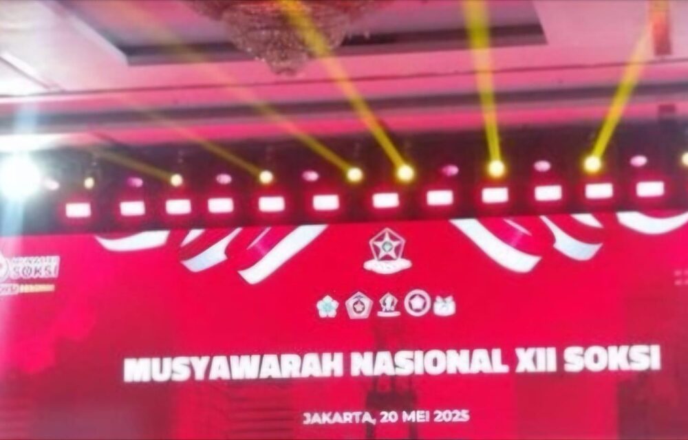 Jakarta – Ketua Umum Sentral Organisasi Karyawan Swadiri Indonesia (Soksi), Ahmadi Noor Supit, Menyuarakan Penolakannya Terhadap Wacana Musyawarah Nasional Luar Biasa (Munaslub) Partai Golkar. Ia Menilai Wacana Tersebut Berpotensi Memecah Belah Soliditas Partai Dan Menyebutnya Sebagai &Quot;Godaan Setan Yang Terkutuk&Quot;. Hal Ini Disampaikan Ahmadi Dalam Pidato Pembukaan Musyawarah Nasional (Munas) Ke-Xii Soksi Di Hotel Bidakara, Jakarta Selatan, Selasa (20/5/2025). Ia Meminta Agar Semua Elemen Partai, Termasuk Organisasi Hasta Karya Lainnya Seperti Mkgr Dan Kosgoro, Untuk Bersatu Menolak Upaya Munaslub. &Quot;Yang Ingin Merencanakan Perpecahan Partai Golkar, Tidak Boleh Terjadi Itu. Kasih Kesempatan Siapa Pun Yang Memimpin Partai Golkar Itu Untuk Menjalankan, Menyelesaikan, Membuktikan Bahwa Golkar Itu Bisa Besar. Saya Hakul Yakin Tentang Itu,&Quot; Tegas Ahmadi. Ia Bahkan Menyebut Wacana Munaslub Sebagai Godaan Yang Hanya Akan Membawa Kehancuran. &Quot;Apakah Dia Mkgr? Kosgoro? Apakah Hasta Karya Yang Ada? Tidak Boleh Ada Satu Pun Godaan Setan Yang Terkutuk,&Quot; Ucapnya. Ahmadi Juga Menyinggung Pengalaman Pahit Partai Golkar Saat Mengalami Dualisme Kepemimpinan Di Masa Lalu. Menurutnya, Perpecahan Tersebut Adalah Salah Satu Episode Paling Menyakitkan Dalam Sejarah Partai Berlambang Pohon Beringin Itu. &Quot;Pengalaman Ketika Kita Harus Terpisah, Ketika Kita Ada Dualisme. Itu Pengalaman Yang Paling Pahit Yang Diterima Partai Golkar,&Quot; Katanya. Soksi, Lanjut Ahmadi, Menyatakan Dukungan Penuh Terhadap Kepemimpinan Ketua Umum Golkar Saat Ini, Bahlil Lahadlia. Ia Optimistis, Para Senior Golkar Juga Akan Berdiri Di Barisan Yang Sama Demi Mencegah Perpecahan. Sebelumnya, Bahlil Lahadlia Telah Membantah Isu Mengenai Munaslub. Ia Memastikan Fokus Golkar Saat Ini Adalah Menyelenggarakan Musyawarah Daerah (Musda) Di Berbagai Provinsi. &Quot;Ini Musda Golkar, Musda Golkar Jawa Timur, Bukan Munaslub,&Quot; Kata Bahlil Dalam Kunjungannya Ke Sidoarjo, Sabtu (10/5). Sekretaris Jenderal Partai Golkar, M. Sarmuji, Turut Menepis Isu Munaslub Dan Kabar Presiden Joko Widodo Akan Menjadi Ketum Golkar. &Quot;Nggak Ada, Nggak Ada,&Quot; Ujar Sarmuji. Ia Menekankan Bahwa Struktur Partai Tetap Solid Dari Pusat Hingga Daerah. &Quot;Golkar Sangat Solid Dari Pusat Sampai Tingkatan Daerah. Fokus Kami Saat Ini Adalah Menggelar Musda-Musda Provinsi,&Quot; Tutupnya.