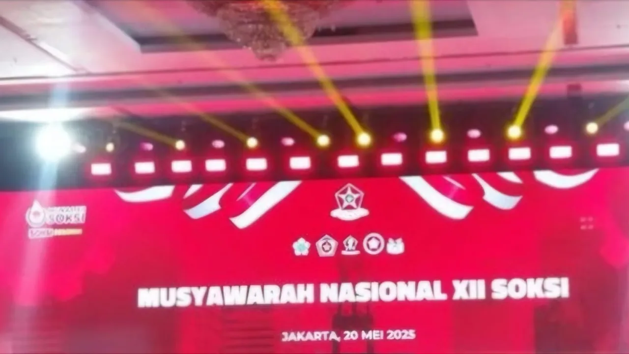 Jakarta – Ketua Umum Sentral Organisasi Karyawan Swadiri Indonesia (Soksi), Ahmadi Noor Supit, menyuarakan penolakannya terhadap wacana Musyawarah Nasional Luar Biasa (Munaslub) Partai Golkar. Ia menilai wacana tersebut berpotensi memecah belah soliditas partai dan menyebutnya sebagai "godaan setan yang terkutuk". Hal ini disampaikan Ahmadi dalam pidato pembukaan Musyawarah Nasional (Munas) ke-XII Soksi di Hotel Bidakara, Jakarta Selatan, Selasa (20/5/2025). Ia meminta agar semua elemen partai, termasuk organisasi Hasta Karya lainnya seperti MKGR dan Kosgoro, untuk bersatu menolak upaya Munaslub. "Yang ingin merencanakan perpecahan Partai Golkar, tidak boleh terjadi itu. Kasih kesempatan siapa pun yang memimpin Partai Golkar itu untuk menjalankan, menyelesaikan, membuktikan bahwa Golkar itu bisa besar. Saya hakul yakin tentang itu," tegas Ahmadi. Ia bahkan menyebut wacana Munaslub sebagai godaan yang hanya akan membawa kehancuran. "Apakah dia MKGR? Kosgoro? Apakah Hasta Karya yang ada? Tidak boleh ada satu pun godaan setan yang terkutuk," ucapnya. Ahmadi juga menyinggung pengalaman pahit Partai Golkar saat mengalami dualisme kepemimpinan di masa lalu. Menurutnya, perpecahan tersebut adalah salah satu episode paling menyakitkan dalam sejarah partai berlambang pohon beringin itu. "Pengalaman ketika kita harus terpisah, ketika kita ada dualisme. Itu pengalaman yang paling pahit yang diterima Partai Golkar," katanya. Soksi, lanjut Ahmadi, menyatakan dukungan penuh terhadap kepemimpinan Ketua Umum Golkar saat ini, Bahlil Lahadlia. Ia optimistis, para senior Golkar juga akan berdiri di barisan yang sama demi mencegah perpecahan. Sebelumnya, Bahlil Lahadlia telah membantah isu mengenai Munaslub. Ia memastikan fokus Golkar saat ini adalah menyelenggarakan Musyawarah Daerah (Musda) di berbagai provinsi. "Ini Musda Golkar, Musda Golkar Jawa Timur, bukan Munaslub," kata Bahlil dalam kunjungannya ke Sidoarjo, Sabtu (10/5). Sekretaris Jenderal Partai Golkar, M. Sarmuji, turut menepis isu Munaslub dan kabar Presiden Joko Widodo akan menjadi Ketum Golkar. "Nggak ada, nggak ada," ujar Sarmuji. Ia menekankan bahwa struktur partai tetap solid dari pusat hingga daerah. "Golkar sangat solid dari pusat sampai tingkatan daerah. Fokus kami saat ini adalah menggelar Musda-Musda provinsi," tutupnya.