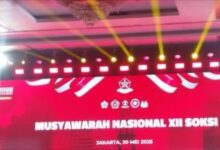 Jakarta – Ketua Umum Sentral Organisasi Karyawan Swadiri Indonesia (Soksi), Ahmadi Noor Supit, Menyuarakan Penolakannya Terhadap Wacana Musyawarah Nasional Luar Biasa (Munaslub) Partai Golkar. Ia Menilai Wacana Tersebut Berpotensi Memecah Belah Soliditas Partai Dan Menyebutnya Sebagai &Quot;Godaan Setan Yang Terkutuk&Quot;. Hal Ini Disampaikan Ahmadi Dalam Pidato Pembukaan Musyawarah Nasional (Munas) Ke-Xii Soksi Di Hotel Bidakara, Jakarta Selatan, Selasa (20/5/2025). Ia Meminta Agar Semua Elemen Partai, Termasuk Organisasi Hasta Karya Lainnya Seperti Mkgr Dan Kosgoro, Untuk Bersatu Menolak Upaya Munaslub. &Quot;Yang Ingin Merencanakan Perpecahan Partai Golkar, Tidak Boleh Terjadi Itu. Kasih Kesempatan Siapa Pun Yang Memimpin Partai Golkar Itu Untuk Menjalankan, Menyelesaikan, Membuktikan Bahwa Golkar Itu Bisa Besar. Saya Hakul Yakin Tentang Itu,&Quot; Tegas Ahmadi. Ia Bahkan Menyebut Wacana Munaslub Sebagai Godaan Yang Hanya Akan Membawa Kehancuran. &Quot;Apakah Dia Mkgr? Kosgoro? Apakah Hasta Karya Yang Ada? Tidak Boleh Ada Satu Pun Godaan Setan Yang Terkutuk,&Quot; Ucapnya. Ahmadi Juga Menyinggung Pengalaman Pahit Partai Golkar Saat Mengalami Dualisme Kepemimpinan Di Masa Lalu. Menurutnya, Perpecahan Tersebut Adalah Salah Satu Episode Paling Menyakitkan Dalam Sejarah Partai Berlambang Pohon Beringin Itu. &Quot;Pengalaman Ketika Kita Harus Terpisah, Ketika Kita Ada Dualisme. Itu Pengalaman Yang Paling Pahit Yang Diterima Partai Golkar,&Quot; Katanya. Soksi, Lanjut Ahmadi, Menyatakan Dukungan Penuh Terhadap Kepemimpinan Ketua Umum Golkar Saat Ini, Bahlil Lahadlia. Ia Optimistis, Para Senior Golkar Juga Akan Berdiri Di Barisan Yang Sama Demi Mencegah Perpecahan. Sebelumnya, Bahlil Lahadlia Telah Membantah Isu Mengenai Munaslub. Ia Memastikan Fokus Golkar Saat Ini Adalah Menyelenggarakan Musyawarah Daerah (Musda) Di Berbagai Provinsi. &Quot;Ini Musda Golkar, Musda Golkar Jawa Timur, Bukan Munaslub,&Quot; Kata Bahlil Dalam Kunjungannya Ke Sidoarjo, Sabtu (10/5). Sekretaris Jenderal Partai Golkar, M. Sarmuji, Turut Menepis Isu Munaslub Dan Kabar Presiden Joko Widodo Akan Menjadi Ketum Golkar. &Quot;Nggak Ada, Nggak Ada,&Quot; Ujar Sarmuji. Ia Menekankan Bahwa Struktur Partai Tetap Solid Dari Pusat Hingga Daerah. &Quot;Golkar Sangat Solid Dari Pusat Sampai Tingkatan Daerah. Fokus Kami Saat Ini Adalah Menggelar Musda-Musda Provinsi,&Quot; Tutupnya.