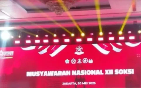 Jakarta – Ketua Umum Sentral Organisasi Karyawan Swadiri Indonesia (Soksi), Ahmadi Noor Supit, menyuarakan penolakannya terhadap wacana Musyawarah Nasional Luar Biasa (Munaslub) Partai Golkar. Ia menilai wacana tersebut berpotensi memecah belah soliditas partai dan menyebutnya sebagai "godaan setan yang terkutuk". Hal ini disampaikan Ahmadi dalam pidato pembukaan Musyawarah Nasional (Munas) ke-XII Soksi di Hotel Bidakara, Jakarta Selatan, Selasa (20/5/2025). Ia meminta agar semua elemen partai, termasuk organisasi Hasta Karya lainnya seperti MKGR dan Kosgoro, untuk bersatu menolak upaya Munaslub. "Yang ingin merencanakan perpecahan Partai Golkar, tidak boleh terjadi itu. Kasih kesempatan siapa pun yang memimpin Partai Golkar itu untuk menjalankan, menyelesaikan, membuktikan bahwa Golkar itu bisa besar. Saya hakul yakin tentang itu," tegas Ahmadi. Ia bahkan menyebut wacana Munaslub sebagai godaan yang hanya akan membawa kehancuran. "Apakah dia MKGR? Kosgoro? Apakah Hasta Karya yang ada? Tidak boleh ada satu pun godaan setan yang terkutuk," ucapnya. Ahmadi juga menyinggung pengalaman pahit Partai Golkar saat mengalami dualisme kepemimpinan di masa lalu. Menurutnya, perpecahan tersebut adalah salah satu episode paling menyakitkan dalam sejarah partai berlambang pohon beringin itu. "Pengalaman ketika kita harus terpisah, ketika kita ada dualisme. Itu pengalaman yang paling pahit yang diterima Partai Golkar," katanya. Soksi, lanjut Ahmadi, menyatakan dukungan penuh terhadap kepemimpinan Ketua Umum Golkar saat ini, Bahlil Lahadlia. Ia optimistis, para senior Golkar juga akan berdiri di barisan yang sama demi mencegah perpecahan. Sebelumnya, Bahlil Lahadlia telah membantah isu mengenai Munaslub. Ia memastikan fokus Golkar saat ini adalah menyelenggarakan Musyawarah Daerah (Musda) di berbagai provinsi. "Ini Musda Golkar, Musda Golkar Jawa Timur, bukan Munaslub," kata Bahlil dalam kunjungannya ke Sidoarjo, Sabtu (10/5). Sekretaris Jenderal Partai Golkar, M. Sarmuji, turut menepis isu Munaslub dan kabar Presiden Joko Widodo akan menjadi Ketum Golkar. "Nggak ada, nggak ada," ujar Sarmuji. Ia menekankan bahwa struktur partai tetap solid dari pusat hingga daerah. "Golkar sangat solid dari pusat sampai tingkatan daerah. Fokus kami saat ini adalah menggelar Musda-Musda provinsi," tutupnya.