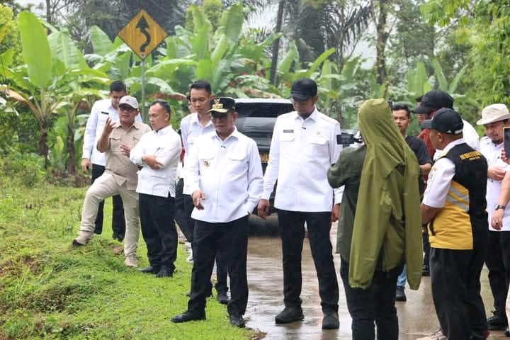 Gubernur Banten Tinjau Longsor Ruas Jalan Cipanas-Ciparay