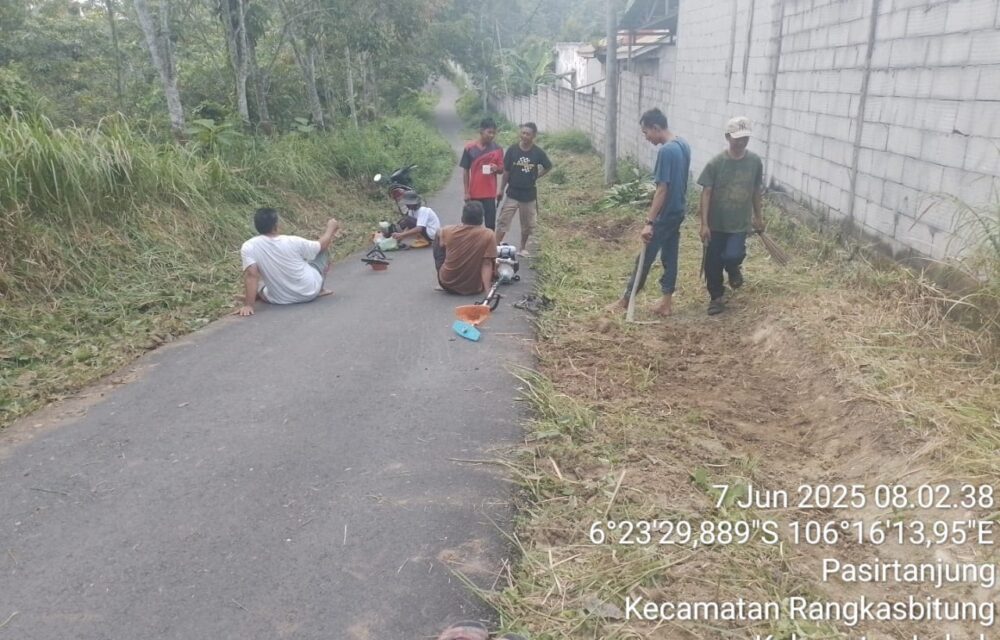 Wujud Syukur Atas Pembangunan Jalan Oleh Gubernur Banten, Warga Kampung Cipancur Lakukan Kerja Bakti