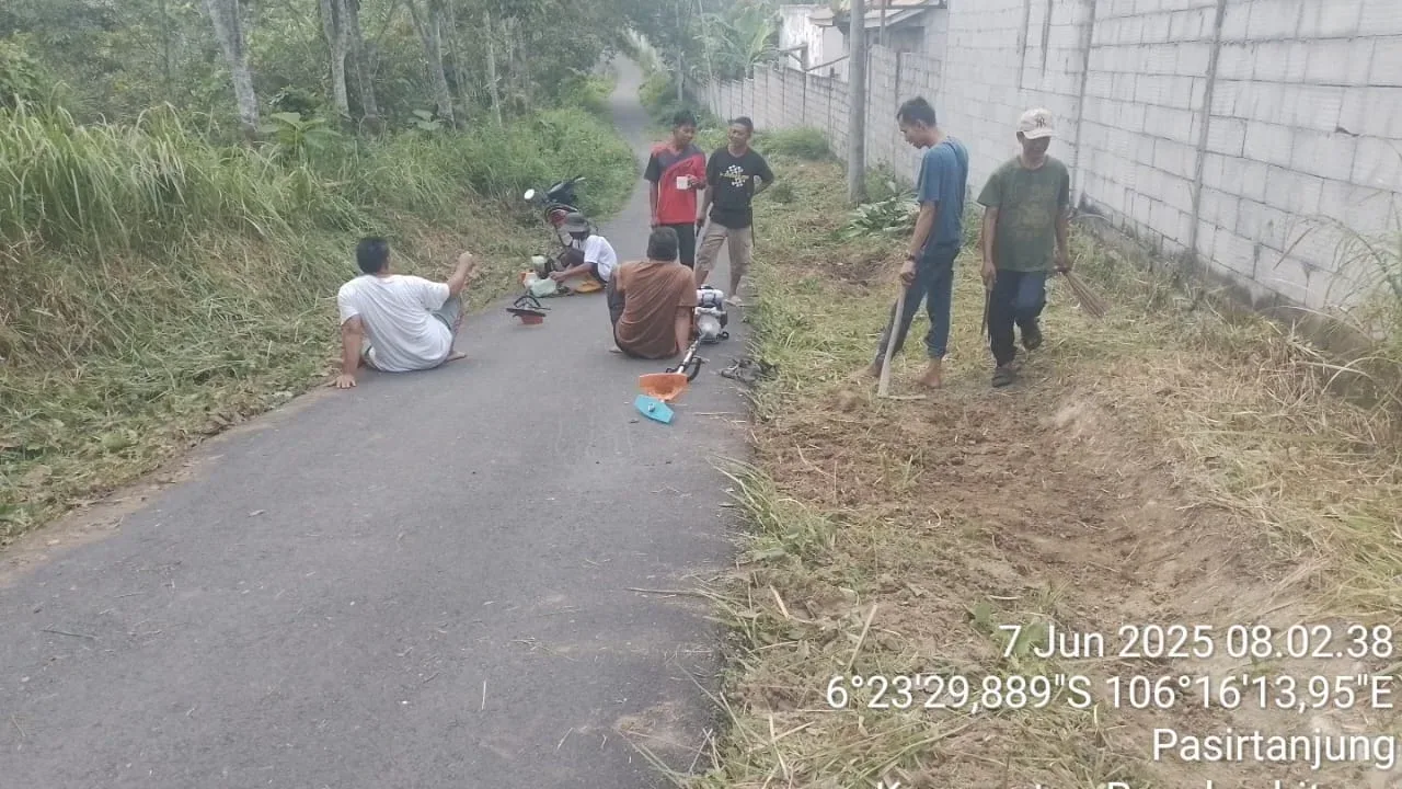 Wujud Syukur atas Pembangunan Jalan oleh Gubernur Banten, Warga Kampung Cipancur Lakukan Kerja Bakti