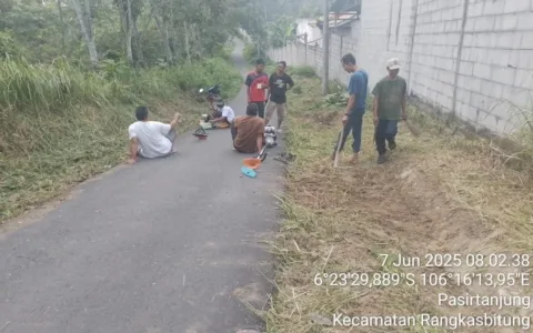 Wujud Syukur atas Pembangunan Jalan oleh Gubernur Banten, Warga Kampung Cipancur Lakukan Kerja Bakti
