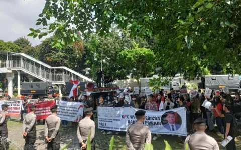 Mahasiswa Ngamuk di Depan Gedung KPK, Minta Serius Tangani Dugaan Korupsi PT Pupuk Indonesia