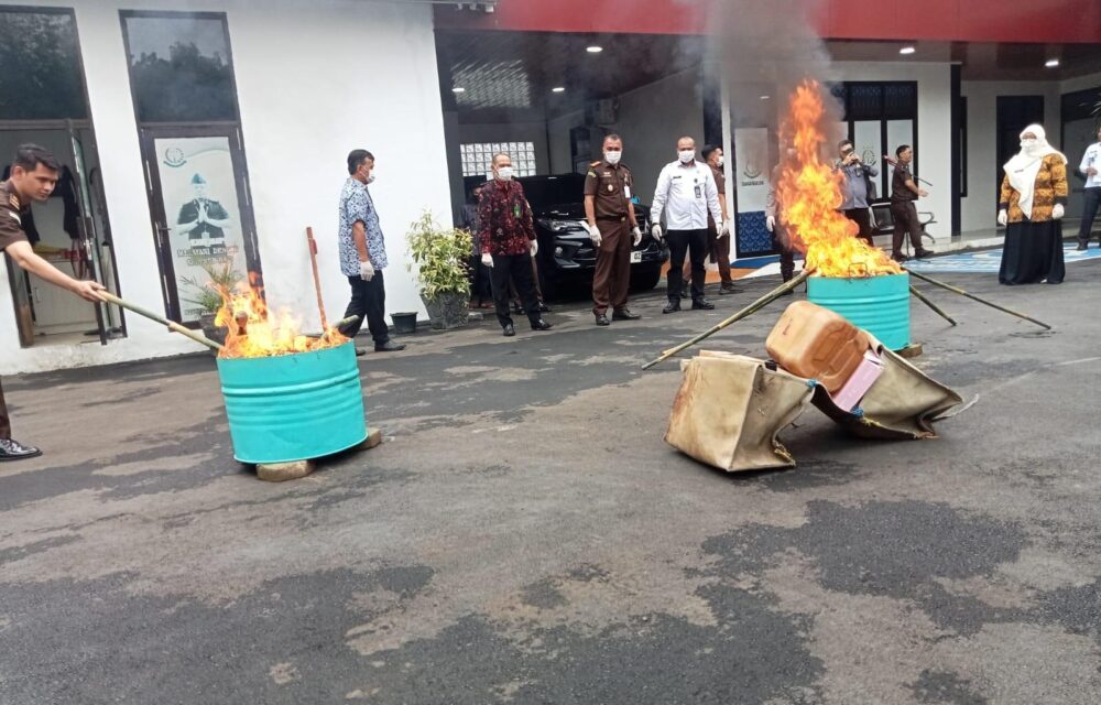Sikat Terus, Kejari Lebak Bakar Berbagai Barang Bukti Dari 50 Perkara 