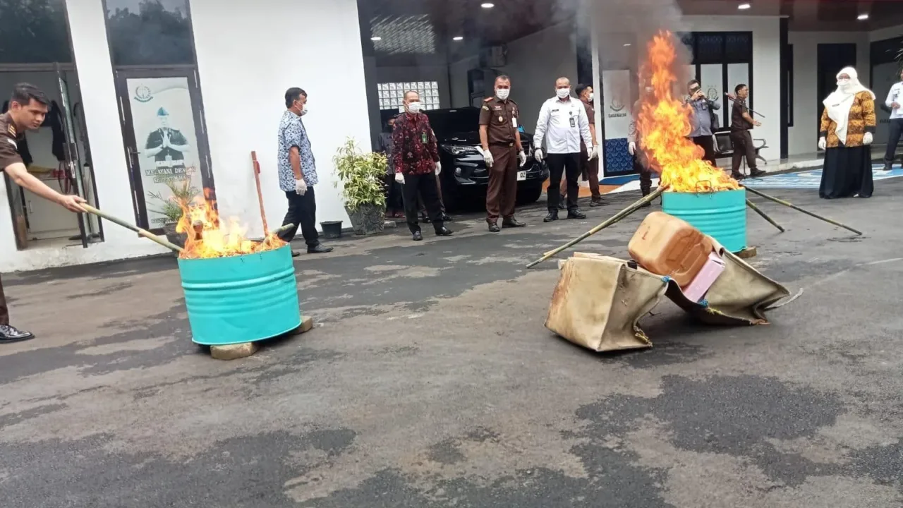Sikat Terus, Kejari Lebak Bakar Berbagai Barang Bukti dari 50 Perkara 