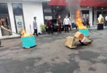 Sikat Terus, Kejari Lebak Bakar Berbagai Barang Bukti dari 50 Perkara 
