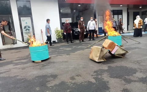 Sikat Terus, Kejari Lebak Bakar Berbagai Barang Bukti dari 50 Perkara 