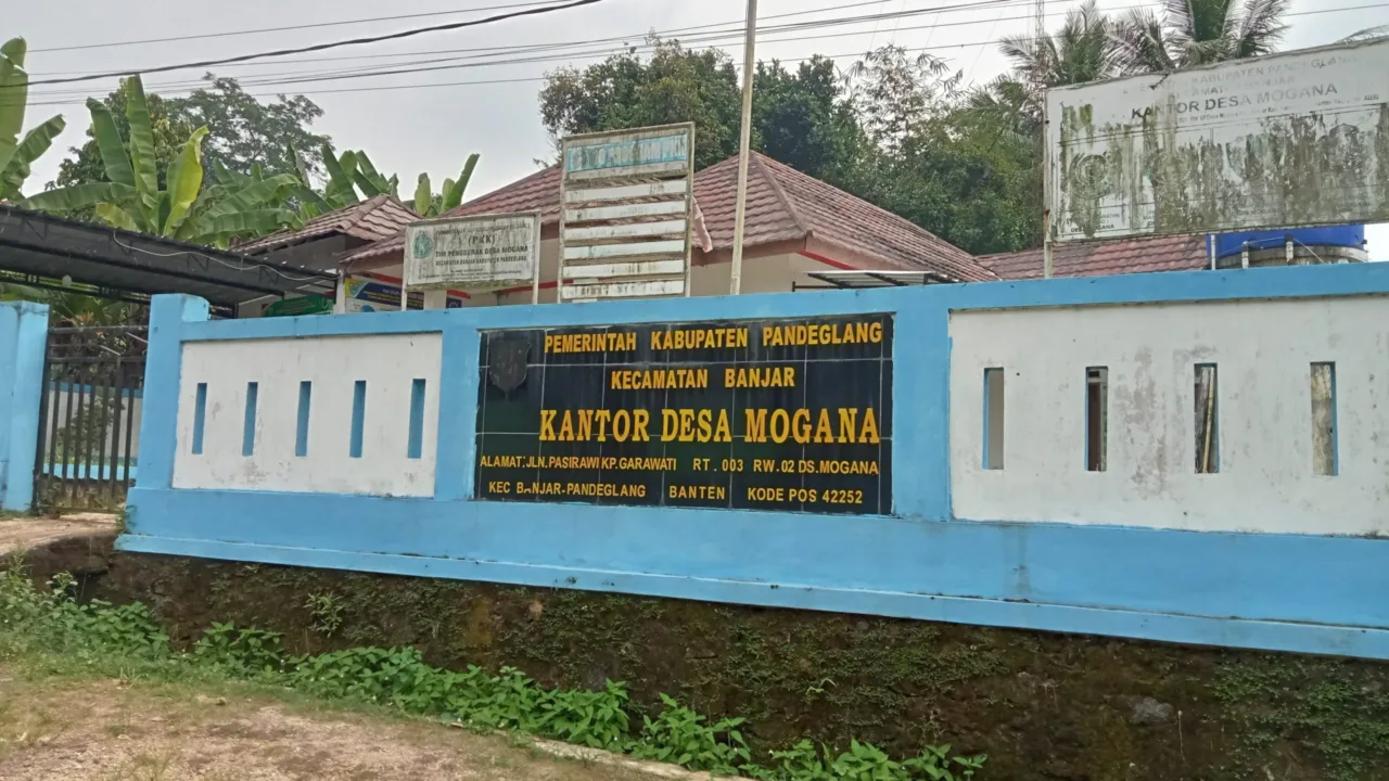 20 Tahun Jalan Rusak di Desa Mogana Pandeglang, Warga Minta Pemerintah Segera Bertindak