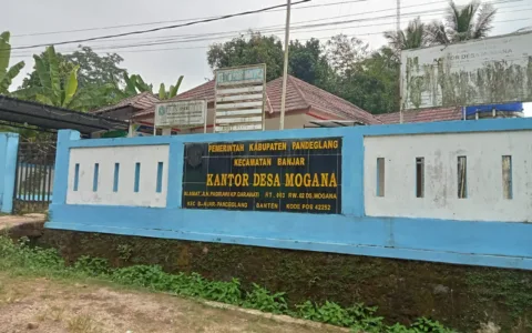 20 Tahun Jalan Rusak di Desa Mogana Pandeglang, Warga Minta Pemerintah Segera Bertindak