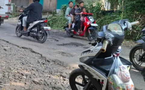 Rawan Kecelakaan, Jalan Berlubang Dekat Terminal Cadasari Pandeglang jadi Wahana Uji Nyali