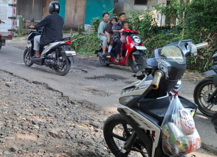 Rawan Kecelakaan, Jalan Berlubang Dekat Terminal Cadasari Pandeglang Jadi Wahana Uji Nyali
