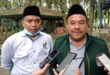 Pandeglang — Anggota Dprd Kabupaten Pandeglang Dari Fraksi Pkb, Mulyadhi, S.e., Yang Juga Duduk Di Komisi Ii, Menyatakan Kesiapannya Untuk Mengawal Penyelesaian Sengketa Lahan Antara Warga Desa Rancapinang Dan Pihak Tni Ad. Konflik Tersebut Mencuat Akibat Klaim Warga Bahwa Tanah Yang Kini Dikuasai Secara Legal Oleh Tni Ad Dulunya Dijual Secara Tidak Sah Oleh Oknum Tertentu. Mulyadhi Menegaskan Bahwa Indonesia Merupakan Negara Hukum, Sehingga Setiap Persoalan Harus Diselesaikan Sesuai Dengan Koridor Hukum Yang Berlaku Dan Tetap Mengedepankan Rasa Keadilan Bagi Semua Pihak, (17/6). “Intinya, Kita Semua Harus Bekerja Dengan Hati. Pada Dasarnya, Masyarakat Harus Kita Jaga Dan Cintai. Rasa Keadilan Semua Pihak Harus Ditegakkan. Pemerintah Bersama Pihak Terkait Harus Duduk Bersama Menyelesaikan Masalah Ini, Jangan Sampai Semuanya Dirugikan,” Ungkapnya, Selasa (17/6/2025). Ia Juga Menyampaikan Keprihatinannya Atas Keresahan Warga, Yang Merasa Hak Mereka Atas Tanah Tersebut Berpindah Tangan Tanpa Sepengetahuan Atau Persetujuan Mereka. “Kami Menghormati Legalitas Kepemilikan Lahan Oleh Tni Ad. Namun Keresahan Warga Tidak Boleh Diabaikan,” Lanjut Mulyadhi. Menurutnya, Penyelesaian Konflik Harus Dilakukan Secara Bijaksana Agar Tidak Menimbulkan Ketegangan Sosial Yang Berkelanjutan. Ia Menegaskan Bahwa Pemerintah Harus Hadir Untuk Memberikan Solusi Dan Rasa Keadilan Kepada Semua Pihak. “Pendekatan Persuasif Dan Mediasi Adalah Langkah Paling Bijak. Ini Bukan Hanya Soal Status Tanah, Tetapi Juga Menyangkut Kepercayaan Masyarakat Terhadap Institusi Negara,” Tuturnya. Mulyadhi Juga Mengimbau Masyarakat Agar Tetap Tenang, Tidak Terpancing Provokasi, Serta Menempuh Jalur Hukum Untuk Menyelesaikan Persoalan Tersebut. Sebagai Wakil Rakyat, Ia Berkomitmen Akan Terus Mengawal Proses Penyelesaian Konflik Ini Sampai Tuntas. “Saya Dipilih Dan Diberi Amanah Oleh Rakyat Untuk Menyampaikan Aspirasi Mereka. Saya Yakin Pasti Ada Jalan Keluar Yang Baik Untuk Semua,” Pungkasnya.