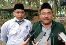 Pandeglang — Anggota DPRD Kabupaten Pandeglang dari Fraksi PKB, Mulyadhi, S.E., yang juga duduk di Komisi II, menyatakan kesiapannya untuk mengawal penyelesaian sengketa lahan antara warga Desa Rancapinang dan pihak TNI AD. Konflik tersebut mencuat akibat klaim warga bahwa tanah yang kini dikuasai secara legal oleh TNI AD dulunya dijual secara tidak sah oleh oknum tertentu. Mulyadhi menegaskan bahwa Indonesia merupakan negara hukum, sehingga setiap persoalan harus diselesaikan sesuai dengan koridor hukum yang berlaku dan tetap mengedepankan rasa keadilan bagi semua pihak, (17/6). “Intinya, kita semua harus bekerja dengan hati. Pada dasarnya, masyarakat harus kita jaga dan cintai. Rasa keadilan semua pihak harus ditegakkan. Pemerintah bersama pihak terkait harus duduk bersama menyelesaikan masalah ini, jangan sampai semuanya dirugikan,” ungkapnya, Selasa (17/6/2025). Ia juga menyampaikan keprihatinannya atas keresahan warga, yang merasa hak mereka atas tanah tersebut berpindah tangan tanpa sepengetahuan atau persetujuan mereka. “Kami menghormati legalitas kepemilikan lahan oleh TNI AD. Namun keresahan warga tidak boleh diabaikan,” lanjut Mulyadhi. Menurutnya, penyelesaian konflik harus dilakukan secara bijaksana agar tidak menimbulkan ketegangan sosial yang berkelanjutan. Ia menegaskan bahwa pemerintah harus hadir untuk memberikan solusi dan rasa keadilan kepada semua pihak. “Pendekatan persuasif dan mediasi adalah langkah paling bijak. Ini bukan hanya soal status tanah, tetapi juga menyangkut kepercayaan masyarakat terhadap institusi negara,” tuturnya. Mulyadhi juga mengimbau masyarakat agar tetap tenang, tidak terpancing provokasi, serta menempuh jalur hukum untuk menyelesaikan persoalan tersebut. Sebagai wakil rakyat, ia berkomitmen akan terus mengawal proses penyelesaian konflik ini sampai tuntas. “Saya dipilih dan diberi amanah oleh rakyat untuk menyampaikan aspirasi mereka. Saya yakin pasti ada jalan keluar yang baik untuk semua,” pungkasnya.