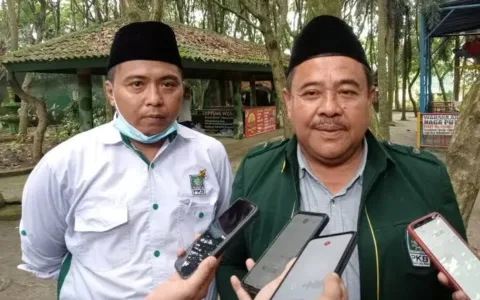Pandeglang — Anggota DPRD Kabupaten Pandeglang dari Fraksi PKB, Mulyadhi, S.E., yang juga duduk di Komisi II, menyatakan kesiapannya untuk mengawal penyelesaian sengketa lahan antara warga Desa Rancapinang dan pihak TNI AD. Konflik tersebut mencuat akibat klaim warga bahwa tanah yang kini dikuasai secara legal oleh TNI AD dulunya dijual secara tidak sah oleh oknum tertentu. Mulyadhi menegaskan bahwa Indonesia merupakan negara hukum, sehingga setiap persoalan harus diselesaikan sesuai dengan koridor hukum yang berlaku dan tetap mengedepankan rasa keadilan bagi semua pihak, (17/6). “Intinya, kita semua harus bekerja dengan hati. Pada dasarnya, masyarakat harus kita jaga dan cintai. Rasa keadilan semua pihak harus ditegakkan. Pemerintah bersama pihak terkait harus duduk bersama menyelesaikan masalah ini, jangan sampai semuanya dirugikan,” ungkapnya, Selasa (17/6/2025). Ia juga menyampaikan keprihatinannya atas keresahan warga, yang merasa hak mereka atas tanah tersebut berpindah tangan tanpa sepengetahuan atau persetujuan mereka. “Kami menghormati legalitas kepemilikan lahan oleh TNI AD. Namun keresahan warga tidak boleh diabaikan,” lanjut Mulyadhi. Menurutnya, penyelesaian konflik harus dilakukan secara bijaksana agar tidak menimbulkan ketegangan sosial yang berkelanjutan. Ia menegaskan bahwa pemerintah harus hadir untuk memberikan solusi dan rasa keadilan kepada semua pihak. “Pendekatan persuasif dan mediasi adalah langkah paling bijak. Ini bukan hanya soal status tanah, tetapi juga menyangkut kepercayaan masyarakat terhadap institusi negara,” tuturnya. Mulyadhi juga mengimbau masyarakat agar tetap tenang, tidak terpancing provokasi, serta menempuh jalur hukum untuk menyelesaikan persoalan tersebut. Sebagai wakil rakyat, ia berkomitmen akan terus mengawal proses penyelesaian konflik ini sampai tuntas. “Saya dipilih dan diberi amanah oleh rakyat untuk menyampaikan aspirasi mereka. Saya yakin pasti ada jalan keluar yang baik untuk semua,” pungkasnya.