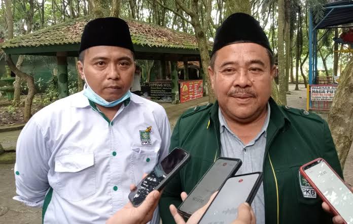 Pandeglang — Anggota Dprd Kabupaten Pandeglang Dari Fraksi Pkb, Mulyadhi, S.e., Yang Juga Duduk Di Komisi Ii, Menyatakan Kesiapannya Untuk Mengawal Penyelesaian Sengketa Lahan Antara Warga Desa Rancapinang Dan Pihak Tni Ad. Konflik Tersebut Mencuat Akibat Klaim Warga Bahwa Tanah Yang Kini Dikuasai Secara Legal Oleh Tni Ad Dulunya Dijual Secara Tidak Sah Oleh Oknum Tertentu. Mulyadhi Menegaskan Bahwa Indonesia Merupakan Negara Hukum, Sehingga Setiap Persoalan Harus Diselesaikan Sesuai Dengan Koridor Hukum Yang Berlaku Dan Tetap Mengedepankan Rasa Keadilan Bagi Semua Pihak, (17/6). “Intinya, Kita Semua Harus Bekerja Dengan Hati. Pada Dasarnya, Masyarakat Harus Kita Jaga Dan Cintai. Rasa Keadilan Semua Pihak Harus Ditegakkan. Pemerintah Bersama Pihak Terkait Harus Duduk Bersama Menyelesaikan Masalah Ini, Jangan Sampai Semuanya Dirugikan,” Ungkapnya, Selasa (17/6/2025). Ia Juga Menyampaikan Keprihatinannya Atas Keresahan Warga, Yang Merasa Hak Mereka Atas Tanah Tersebut Berpindah Tangan Tanpa Sepengetahuan Atau Persetujuan Mereka. “Kami Menghormati Legalitas Kepemilikan Lahan Oleh Tni Ad. Namun Keresahan Warga Tidak Boleh Diabaikan,” Lanjut Mulyadhi. Menurutnya, Penyelesaian Konflik Harus Dilakukan Secara Bijaksana Agar Tidak Menimbulkan Ketegangan Sosial Yang Berkelanjutan. Ia Menegaskan Bahwa Pemerintah Harus Hadir Untuk Memberikan Solusi Dan Rasa Keadilan Kepada Semua Pihak. “Pendekatan Persuasif Dan Mediasi Adalah Langkah Paling Bijak. Ini Bukan Hanya Soal Status Tanah, Tetapi Juga Menyangkut Kepercayaan Masyarakat Terhadap Institusi Negara,” Tuturnya. Mulyadhi Juga Mengimbau Masyarakat Agar Tetap Tenang, Tidak Terpancing Provokasi, Serta Menempuh Jalur Hukum Untuk Menyelesaikan Persoalan Tersebut. Sebagai Wakil Rakyat, Ia Berkomitmen Akan Terus Mengawal Proses Penyelesaian Konflik Ini Sampai Tuntas. “Saya Dipilih Dan Diberi Amanah Oleh Rakyat Untuk Menyampaikan Aspirasi Mereka. Saya Yakin Pasti Ada Jalan Keluar Yang Baik Untuk Semua,” Pungkasnya.