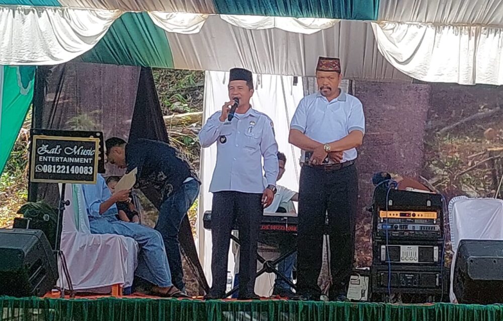 Lurah Tapian Nauli Ucapkan Selamat Kepada Kedua Mempelai Dalam Resepsi Syukuran Pernikahan
