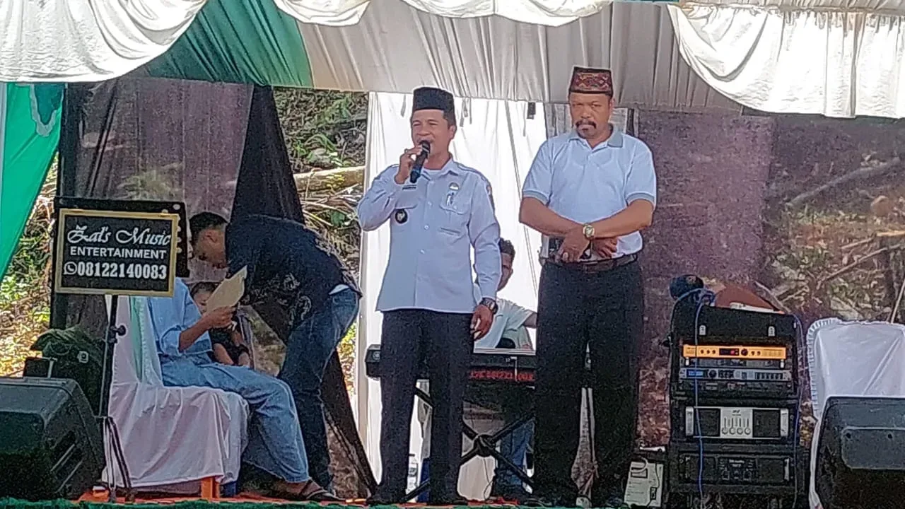 Lurah Tapian Nauli Ucapkan Selamat kepada Kedua Mempelai dalam Resepsi Syukuran Pernikahan
