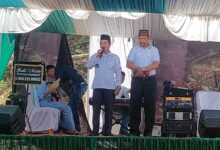Lurah Tapian Nauli Ucapkan Selamat Kepada Kedua Mempelai Dalam Resepsi Syukuran Pernikahan