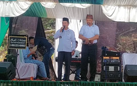 Lurah Tapian Nauli Ucapkan Selamat kepada Kedua Mempelai dalam Resepsi Syukuran Pernikahan