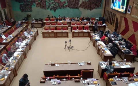 "Rapat Sepi Dukungan, Menteri Kebudayaan Ditinggal Komisi X di Tengah Jalan"