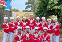 Setelah Melaksanakan Proses Spmb Tingkat Smp, Smp Satu Negri Kemang Menyambut Kehadiran Murid Baru Dengan Melaksanakan Kegiatan Masa Pengenalan Lingkungan Sekolah (Mpls) Pada Tahun Ajaran 2025/2026. Kegiatan Mpls Ini, Berlangsung Selama 5 Hari, Terhitung Mulai Hari Ini Senin Kemarin, Dengan Menampilkan Kegiatan Demontrasi Salah Satunya Eskul Paskibraka Yang Ada Di Smpn 1 Kemang. Nurul Rahayu Priatna Kelas 8,6 Salah Satu Anggota Paskibraka Menambahkan Dengan Antusias Smpn1 Nekem  Ini Sering Mengikuti Kegiatan Lomba Dan Berhasil Mendapat Juara Dalam Beberapa Kategori. Begitu Juga Ibu Nini Suherti  Salah Satu Guru Wali Kelas 8,6 Menjelaskan Kegiatan Mpls Untuk Murid Baru Ini Menjadi Sarana Untuk Mengenal Lebih Jauh Sekolah Mereka. Pelaksanaan Mpls Disesuaikan Dengan Berbagai Kegiatan Positif, Yang Diawali Dengan Doa Bersama Dan Wawasan Wiatamandala Ibu Nini Suherti Juga Mengungkapkan Kegiatan Ini Rutin Di Laksanakan Setiap Tahun Yang Diselenggarakan Di Lingkungan Sekolah Smpn 1 Kemang Dan Mpls Mulai Dari Tanggal 14-18 Juli Dengan Diawali Pembukaan, Doa Bersama, Penyampaian Wawasan Wiatamandala, Pengenalan Lingkungan Sekolah. Selain Itu Juga Kegiatan Mpls Ini Juga Disertai Dengan Berbagai Sosialisasi Mulai Dari Sosialisasi Dari Bapak Ibu Guru Mengenai Beberapa Kegiatan Yang Eskul Yang Ada Di Lingkungan Smpn1 Kemang Dan Tentang Pemanfaatan Teknologi Dalam Pembelajaran Untuk Menjadi Lingkungan Yang Aman Dan Nyaman Serta Bahaya Judi Online. Dan Memberikan Materi Pencegahan Bullyng Dilingkungan Sekolah Dan Pentingnya Pendidikan Tinggi. Harapan Dengan Adanya Mpls Ini Dapat Membantu Para Murid Baru Untuk Bisa Beradaptasi Dan Mengenal Satu Sama Lain Serta Para Guru Selama Mpls. Selain Itu Mereka Juga Perlu Mengetahui Aturan-Aturan Yg Berlaku Di Sekolah, Sehingga Tercipta Lingkungan Belajar Yang Disiplin, Dan Nyaman. Kepala Sekolah Berharap Untuk Kedepannya Smpn 1 Kemang  Bisa Lebih Maju Dalam Memberikan Pelajaran Dan Ilmu Yg Terbaik Bagi Murid-Murid Sehingga Bisa Menjadi Pribadi Yg Berkarakter Dan Berbudi Pekerti Yang Luhur Sehingga Menghasilkan Murid-Murid Yang Berprestasi Walaupun Masih Dalam Keterbatasan Dari Pihak Guru Pengajar.
