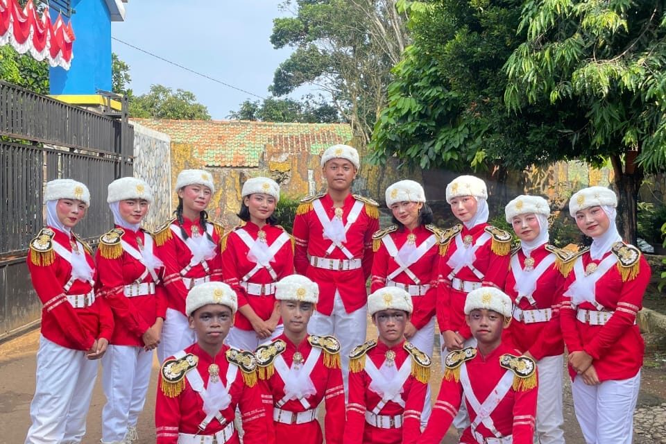 Setelah Melaksanakan Proses Spmb Tingkat Smp, Smp Satu Negri Kemang Menyambut Kehadiran Murid Baru Dengan Melaksanakan Kegiatan Masa Pengenalan Lingkungan Sekolah (Mpls) Pada Tahun Ajaran 2025/2026. Kegiatan Mpls Ini, Berlangsung Selama 5 Hari, Terhitung Mulai Hari Ini Senin Kemarin, Dengan Menampilkan Kegiatan Demontrasi Salah Satunya Eskul Paskibraka Yang Ada Di Smpn 1 Kemang. Nurul Rahayu Priatna Kelas 8,6 Salah Satu Anggota Paskibraka Menambahkan Dengan Antusias Smpn1 Nekem  Ini Sering Mengikuti Kegiatan Lomba Dan Berhasil Mendapat Juara Dalam Beberapa Kategori. Begitu Juga Ibu Nini Suherti  Salah Satu Guru Wali Kelas 8,6 Menjelaskan Kegiatan Mpls Untuk Murid Baru Ini Menjadi Sarana Untuk Mengenal Lebih Jauh Sekolah Mereka. Pelaksanaan Mpls Disesuaikan Dengan Berbagai Kegiatan Positif, Yang Diawali Dengan Doa Bersama Dan Wawasan Wiatamandala Ibu Nini Suherti Juga Mengungkapkan Kegiatan Ini Rutin Di Laksanakan Setiap Tahun Yang Diselenggarakan Di Lingkungan Sekolah Smpn 1 Kemang Dan Mpls Mulai Dari Tanggal 14-18 Juli Dengan Diawali Pembukaan, Doa Bersama, Penyampaian Wawasan Wiatamandala, Pengenalan Lingkungan Sekolah. Selain Itu Juga Kegiatan Mpls Ini Juga Disertai Dengan Berbagai Sosialisasi Mulai Dari Sosialisasi Dari Bapak Ibu Guru Mengenai Beberapa Kegiatan Yang Eskul Yang Ada Di Lingkungan Smpn1 Kemang Dan Tentang Pemanfaatan Teknologi Dalam Pembelajaran Untuk Menjadi Lingkungan Yang Aman Dan Nyaman Serta Bahaya Judi Online. Dan Memberikan Materi Pencegahan Bullyng Dilingkungan Sekolah Dan Pentingnya Pendidikan Tinggi. Harapan Dengan Adanya Mpls Ini Dapat Membantu Para Murid Baru Untuk Bisa Beradaptasi Dan Mengenal Satu Sama Lain Serta Para Guru Selama Mpls. Selain Itu Mereka Juga Perlu Mengetahui Aturan-Aturan Yg Berlaku Di Sekolah, Sehingga Tercipta Lingkungan Belajar Yang Disiplin, Dan Nyaman. Kepala Sekolah Berharap Untuk Kedepannya Smpn 1 Kemang  Bisa Lebih Maju Dalam Memberikan Pelajaran Dan Ilmu Yg Terbaik Bagi Murid-Murid Sehingga Bisa Menjadi Pribadi Yg Berkarakter Dan Berbudi Pekerti Yang Luhur Sehingga Menghasilkan Murid-Murid Yang Berprestasi Walaupun Masih Dalam Keterbatasan Dari Pihak Guru Pengajar.