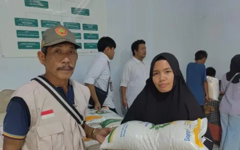 Bulog Salurkan Bantuan Pangan Beras di Lebak