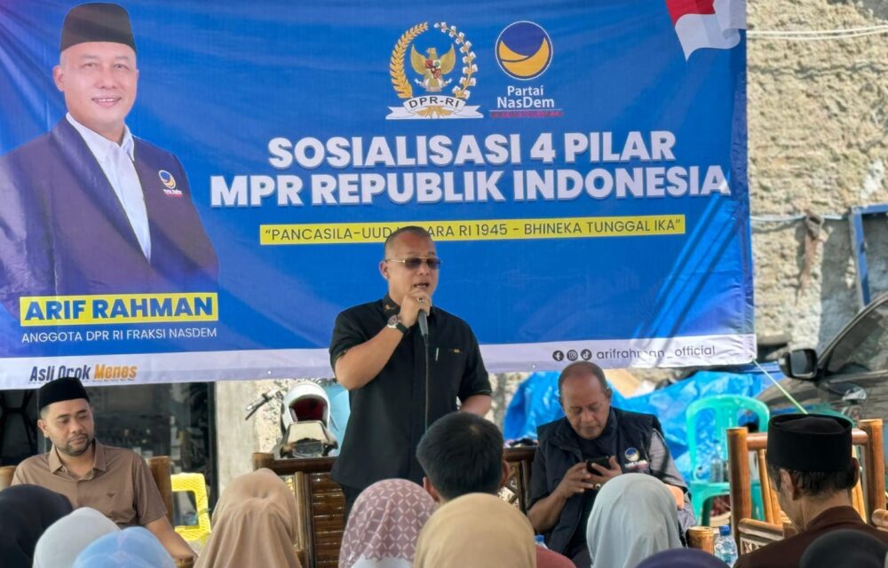 Arif Rahman, Anggota Dpr Ri Fraksi Nasdem, Sosialisasikan Empat Pilar Dan Serap Aspirasi Warga Rangkasbitung Sosialisasi Empat Pilar Kebangsaan, Arif Rahman Jaring Aspirasi Masyarakat Rangkasbitung Lebak – Anggota Komisi Iv Dpr Ri Dari Fraksi Partai Nasdem, Arif Rahman, Menggelar Kegiatan Sosialisasi Empat Pilar Kehidupan Berbangsa Dan Bernegara Di Kampung Salahaur, Kecamatan Rangkasbitung, Kabupaten Lebak, Banten, Pada Minggu, 20 Juli 2026. Kegiatan Yang Dihadiri Oleh Sekitar 150 Warga Ini Juga Turut Dihadiri Oleh Sejumlah Tokoh Penting, Di Antaranya Imam Septiana, Anggota Dprd Kabupaten Lebak Sekaligus Ketua Fraksi Nasdem Lebak; Ika Kartikasari, Anggota Dprd Provinsi Banten; Serta Dedy, Ketua Dpd Partai Nasdem Kabupaten Lebak. Dalam Sambutannya, Arif Rahman Menegaskan Bahwa Kegiatan Ini Bukan Hanya Ajang Penyampaian Materi Empat Pilar, Namun Juga Momen Penting Untuk Mendengar Langsung Aspirasi Masyarakat. “Saya Sering Keliling Dari Malimping, Bayah, Pandeglang, Hingga Cibaliung. Selain Menyampaikan Materi Empat Pilar, Tujuan Utama Saya Adalah Menyerap Aspirasi Bapak Dan Ibu Semua,” Kata Arif. Ia Menjelaskan Bahwa Beberapa Aspirasi Masyarakat Sudah Mulai Ditindaklanjuti, Seperti Bantuan Alat-Alat Pertanian, Bioflok, Bibit Ikan, Serta Pompa Air Untuk Desa-Desa Yang Membutuhkan. Ke Depan, Arif Juga Menyebut Akan Memperjuangkan Bantuan Traktor, Bibit Buah Untuk Petani Hutan, Serta Dukungan Untuk Kelompok Tani Dan Peternakan. “Bantuan Tidak Bisa Diberikan Ke Individu, Tapi Melalui Kelompok. Saya Ingin Program Berjalan Bertahap Dan Tepat Sasaran,” Tegasnya. Dalam Kesempatan Itu, Arif Juga Mendorong Pembentukan Koperasi Dan Umkm Agar Ibu-Ibu Di Desa Memiliki Aktivitas Produktif Yang Bisa Membantu Perekonomian Keluarga. “Saya Tadi Bisik-Bisik Ke Pak Imam, Ayo Kita Buat Koperasi. Misalnya Kita Kemas Keripik Singkong Keju Agar Lebih Menarik Dan Punya Nilai Jual. Jangan Cuma Andalkan Pertanian, Umkm Juga Kita Bantu,” Ujarnya. Dalam Pemaparan Materi Sosialisasi, Arif Mengajak Masyarakat Untuk Mengamalkan Empat Pilar Kebangsaan, Yakni Pancasila, Uud 1945, Nkri, Dan Bhinneka Tunggal Ika. “Kalau Dirangkum, Nilai-Nilai Ini Semuanya Ada Dalam Al-Qur’an. Intinya, Kita Harus Saling Kenal Agar Bisa Saling Sayang. Saya Datang Ke Sini Untuk Menjalin Silaturahmi Dan Menyampaikan Bahwa Hidup Ini Ibadah, Termasuk Mengabdi Kepada Rakyat,” Tutur Arif. Ia Juga Menambahkan Bahwa Meskipun Tugas Sosialisasi Empat Pilar Secara Konstitusional Adalah Tanggung Jawab Mpr, Namun Sebagai Anggota Dpr Ri Ia Merasa Memiliki Tanggung Jawab Moral Untuk Menyampaikan Nilai-Nilai Tersebut Langsung Ke Masyarakat. “Komisi Iv Ini Dikenal Sebagai ‘Komisi Air Mata’, Karena Kami Selalu Bersentuhan Dengan Petani Dan Nelayan. Tapi Dari Air Mata Itu, Kita Bisa Wujudkan Harapan Asal Kita Kelola Dengan Benar,” Kata Arif. Arif Berharap Ke Depan Bisa Terus Bersinergi Dengan Dprd Lebak, Dpd Nasdem, Dan Seluruh Masyarakat Dalam Mengawal Aspirasi Dan Menjalankan Program-Program Pro-Rakyat. “Saya Bukan Milik Pribadi. Setelah Saya Terpilih, Saya Milik Masyarakat. Kita Harus Saling Bantu, Saling Mendampingi, Dan Terus Berpikir Kreatif Agar Masyarakat Banten, Khususnya Lebak Dan Pandeglang, Bisa Lebih Sejahtera,” Pungkasnya.