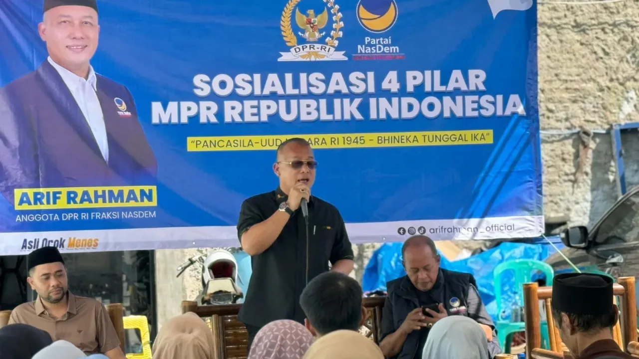 Arif Rahman, Anggota DPR RI Fraksi NasDem, Sosialisasikan Empat Pilar dan Serap Aspirasi Warga Rangkasbitung Sosialisasi Empat Pilar Kebangsaan, Arif Rahman Jaring Aspirasi Masyarakat Rangkasbitung LEBAK – Anggota Komisi IV DPR RI dari Fraksi Partai NasDem, Arif Rahman, menggelar kegiatan Sosialisasi Empat Pilar Kehidupan Berbangsa dan Bernegara di Kampung Salahaur, Kecamatan Rangkasbitung, Kabupaten Lebak, Banten, pada Minggu, 20 Juli 2026. Kegiatan yang dihadiri oleh sekitar 150 warga ini juga turut dihadiri oleh sejumlah tokoh penting, di antaranya Imam Septiana, Anggota DPRD Kabupaten Lebak sekaligus Ketua Fraksi NasDem Lebak; Ika Kartikasari, Anggota DPRD Provinsi Banten; serta Dedy, Ketua DPD Partai NasDem Kabupaten Lebak. Dalam sambutannya, Arif Rahman menegaskan bahwa kegiatan ini bukan hanya ajang penyampaian materi Empat Pilar, namun juga momen penting untuk mendengar langsung aspirasi masyarakat. “Saya sering keliling dari Malimping, Bayah, Pandeglang, hingga Cibaliung. Selain menyampaikan materi Empat Pilar, tujuan utama saya adalah menyerap aspirasi bapak dan ibu semua,” kata Arif. Ia menjelaskan bahwa beberapa aspirasi masyarakat sudah mulai ditindaklanjuti, seperti bantuan alat-alat pertanian, bioflok, bibit ikan, serta pompa air untuk desa-desa yang membutuhkan. Ke depan, Arif juga menyebut akan memperjuangkan bantuan traktor, bibit buah untuk petani hutan, serta dukungan untuk kelompok tani dan peternakan. “Bantuan tidak bisa diberikan ke individu, tapi melalui kelompok. Saya ingin program berjalan bertahap dan tepat sasaran,” tegasnya. Dalam kesempatan itu, Arif juga mendorong pembentukan koperasi dan UMKM agar ibu-ibu di desa memiliki aktivitas produktif yang bisa membantu perekonomian keluarga. “Saya tadi bisik-bisik ke Pak Imam, ayo kita buat koperasi. Misalnya kita kemas keripik singkong keju agar lebih menarik dan punya nilai jual. Jangan cuma andalkan pertanian, UMKM juga kita bantu,” ujarnya. Dalam pemaparan materi sosialisasi, Arif mengajak masyarakat untuk mengamalkan Empat Pilar Kebangsaan, yakni Pancasila, UUD 1945, NKRI, dan Bhinneka Tunggal Ika. “Kalau dirangkum, nilai-nilai ini semuanya ada dalam Al-Qur’an. Intinya, kita harus saling kenal agar bisa saling sayang. Saya datang ke sini untuk menjalin silaturahmi dan menyampaikan bahwa hidup ini ibadah, termasuk mengabdi kepada rakyat,” tutur Arif. Ia juga menambahkan bahwa meskipun tugas sosialisasi Empat Pilar secara konstitusional adalah tanggung jawab MPR, namun sebagai anggota DPR RI ia merasa memiliki tanggung jawab moral untuk menyampaikan nilai-nilai tersebut langsung ke masyarakat. “Komisi IV ini dikenal sebagai ‘komisi air mata’, karena kami selalu bersentuhan dengan petani dan nelayan. Tapi dari air mata itu, kita bisa wujudkan harapan asal kita kelola dengan benar,” kata Arif. Arif berharap ke depan bisa terus bersinergi dengan DPRD Lebak, DPD NasDem, dan seluruh masyarakat dalam mengawal aspirasi dan menjalankan program-program pro-rakyat. “Saya bukan milik pribadi. Setelah saya terpilih, saya milik masyarakat. Kita harus saling bantu, saling mendampingi, dan terus berpikir kreatif agar masyarakat Banten, khususnya Lebak dan Pandeglang, bisa lebih sejahtera,” pungkasnya.